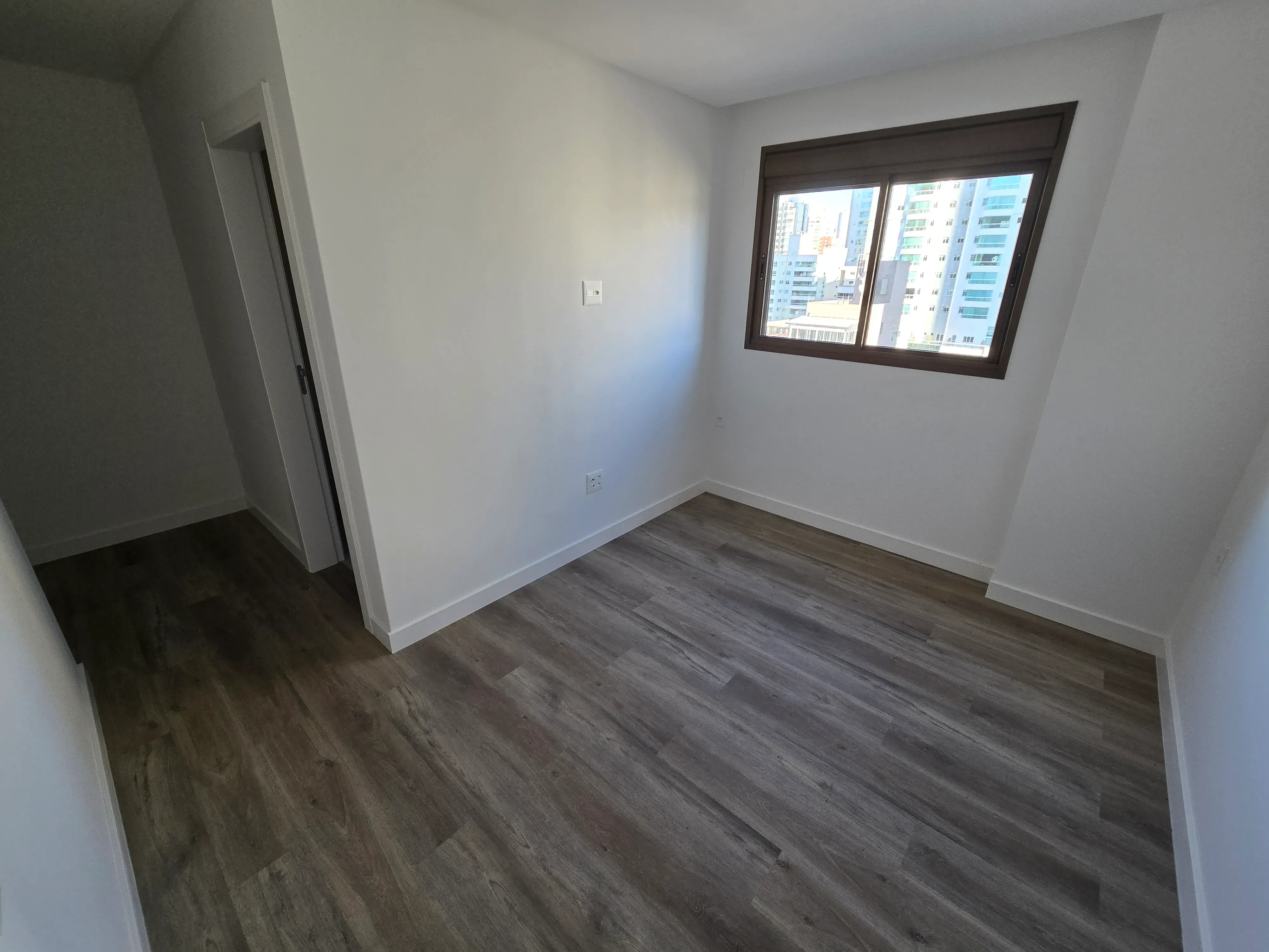 Apartamento novo alto padrão com 4 suítes e 4 vagas de garagem no Centro de Balneário Camboriú.