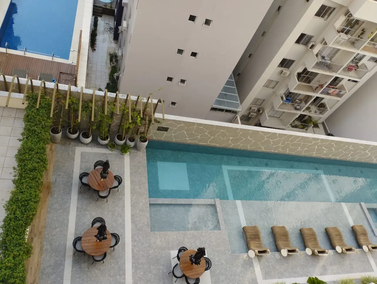 Apartamento novo alto padrão com 4 suítes e 4 vagas de garagem no Centro de Balneário Camboriú.