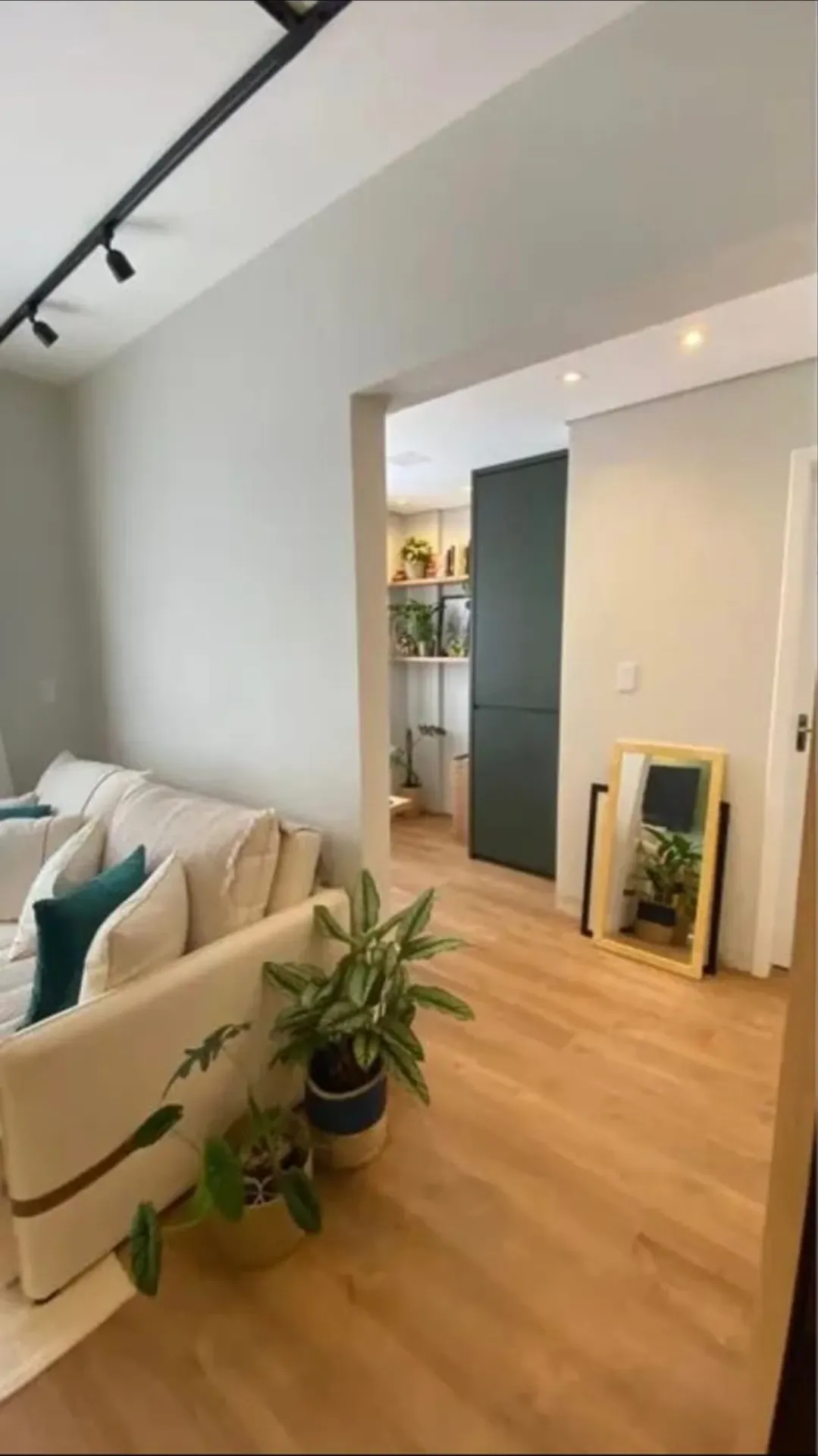 Apartamento com 2 dormitórios reformado e mobiliado com linda vista em Balneário Camboriú
