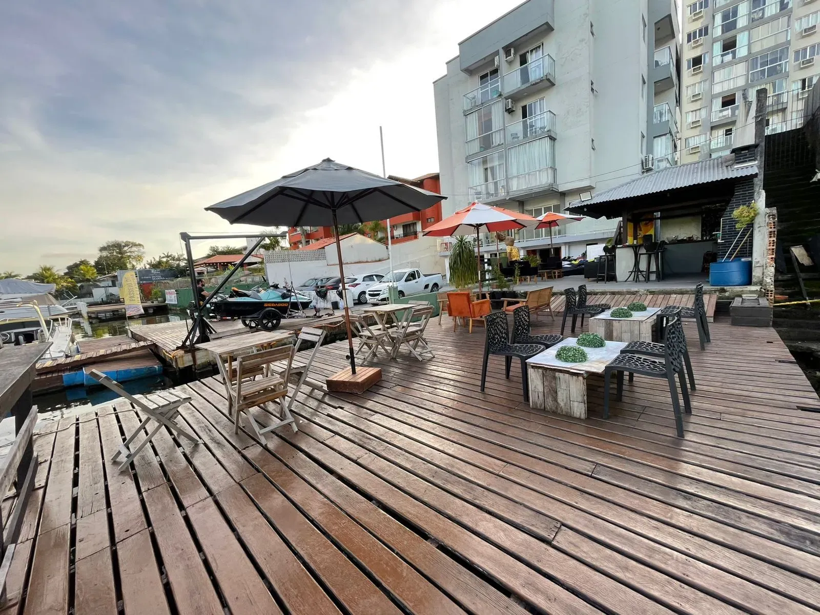 Apartamento com 2 dormitórios reformado e mobiliado com linda vista em Balneário Camboriú