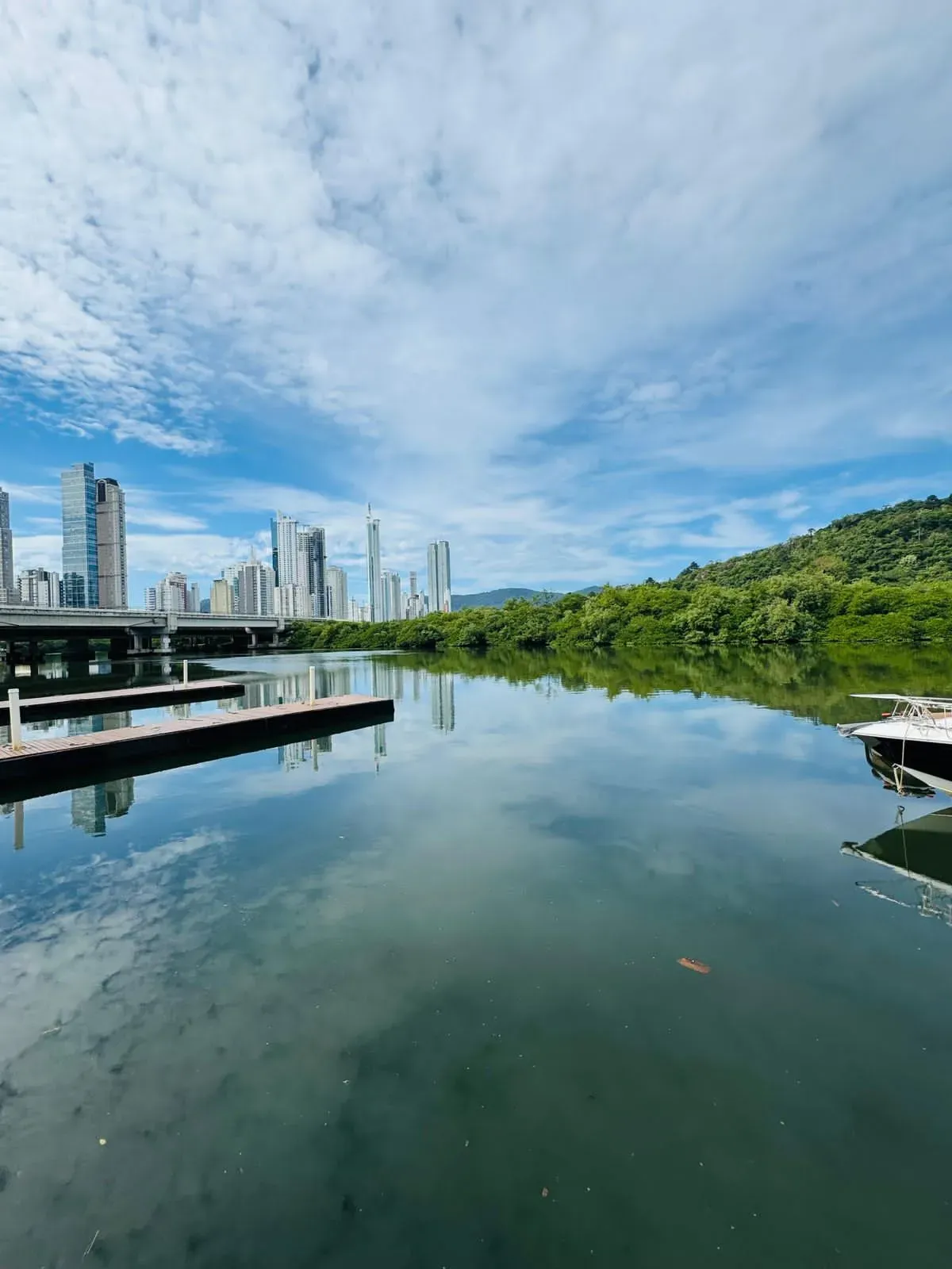 Apartamento com 2 dormitórios reformado e mobiliado com linda vista em Balneário Camboriú