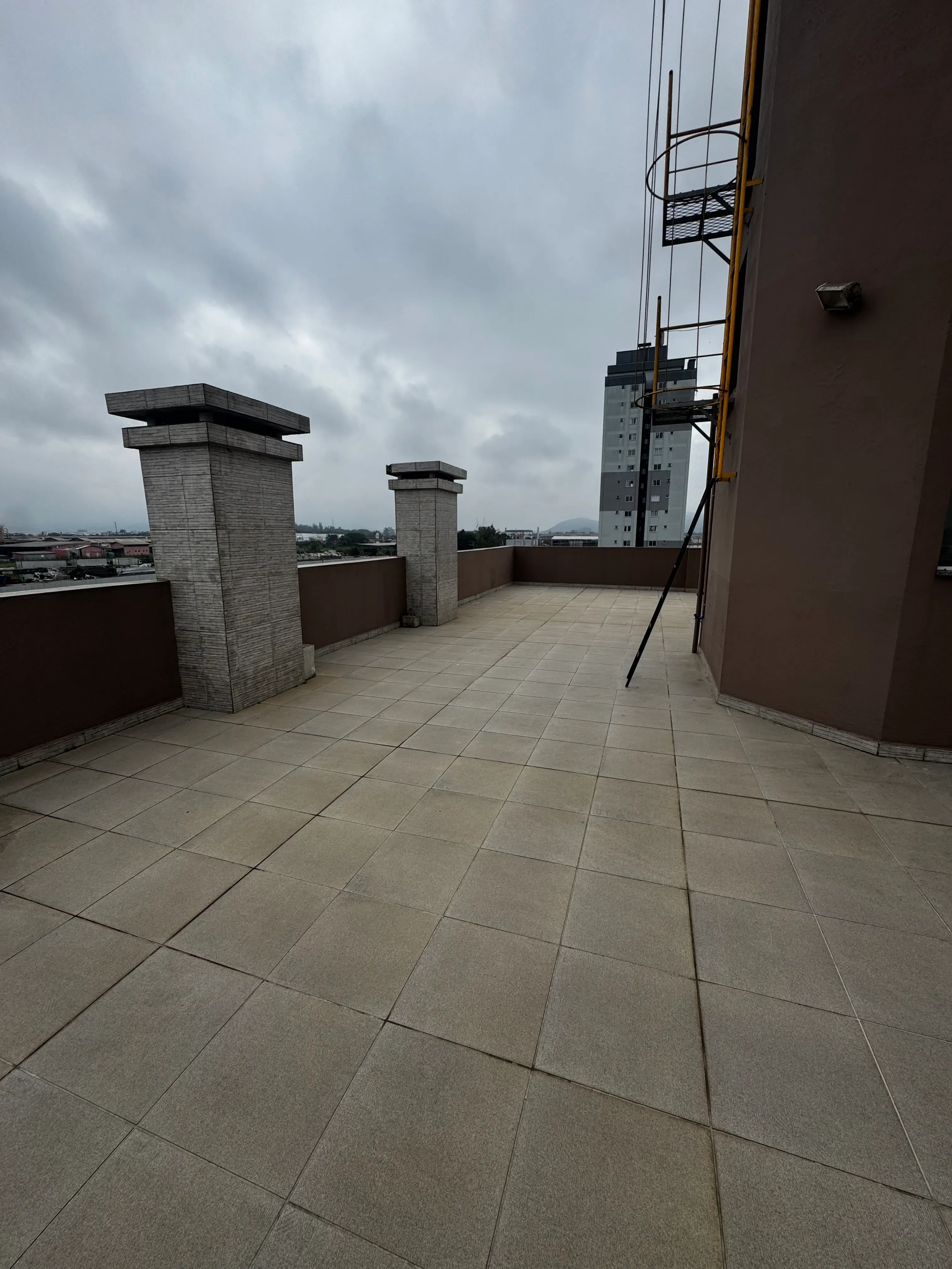 Apartamento com 2 dormitórios sendo 1 suíte e 1 vaga no Cordeiros parte alta em Itajaí/SC