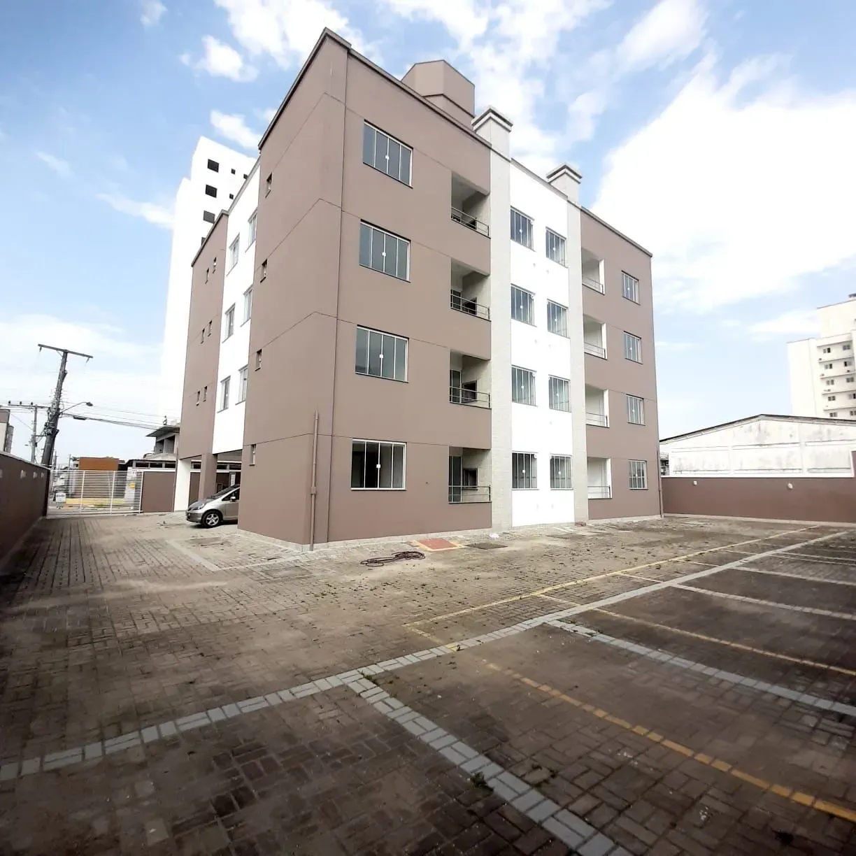 Apartamento com 2 dormitórios sendo 1 suíte e 1 vaga no Cordeiros parte alta em Itajaí/SC