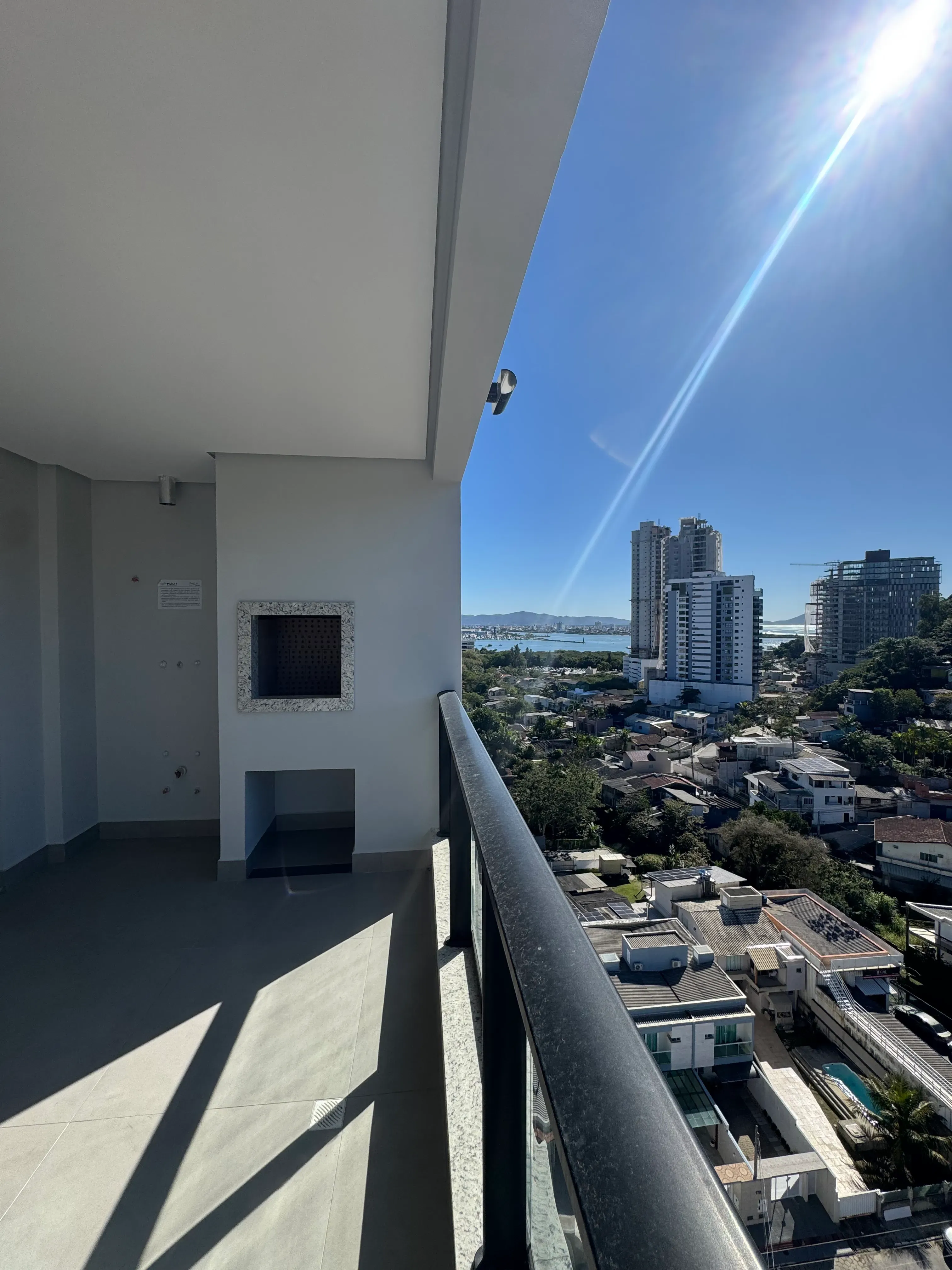 Apartamento com bela vista, 2 dormitórios sendo 1 suíte e 2 vagas de garagem em Itajaí/SC