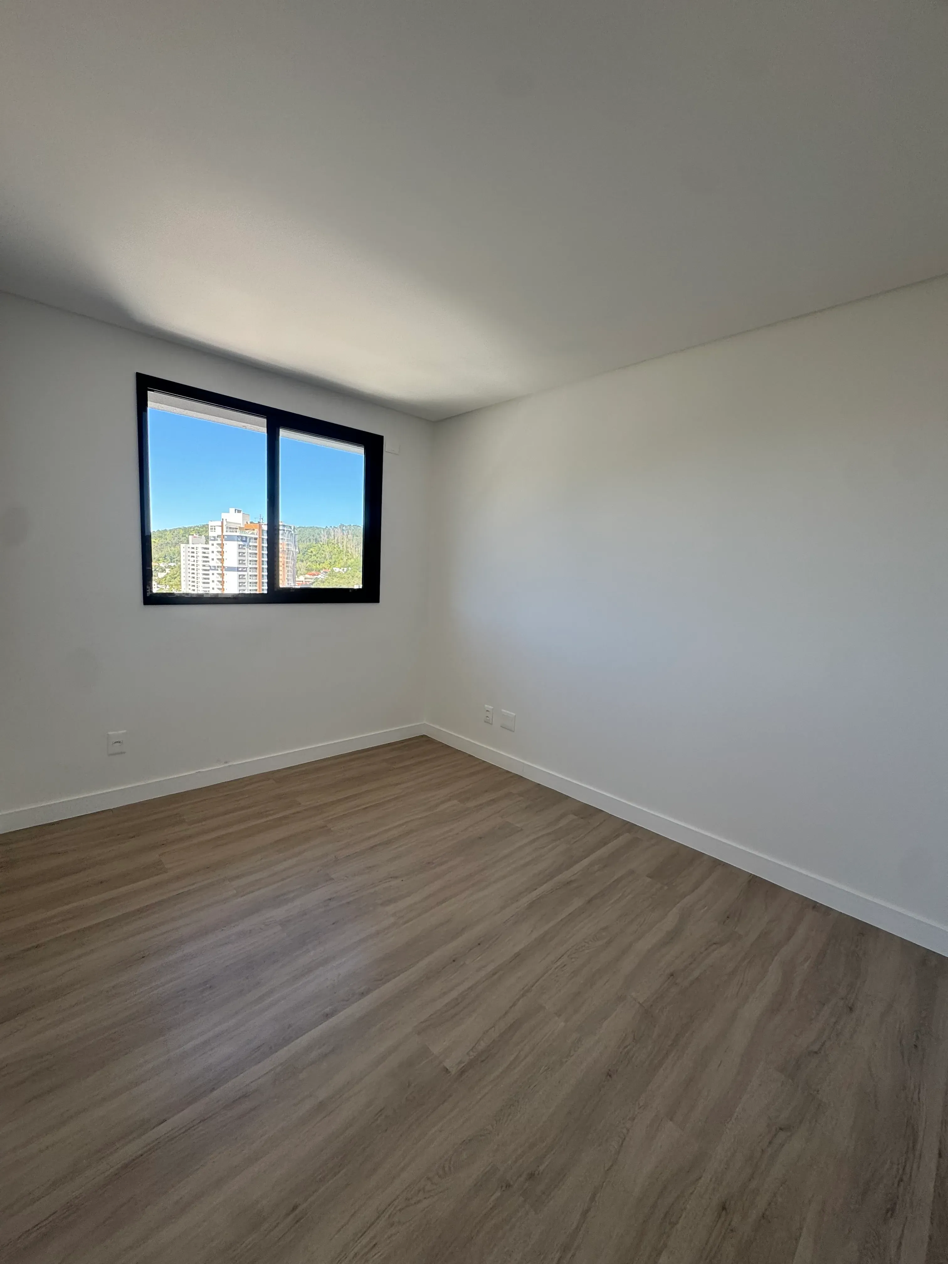 Apartamento com bela vista, 2 dormitórios sendo 1 suíte e 2 vagas de garagem em Itajaí/SC