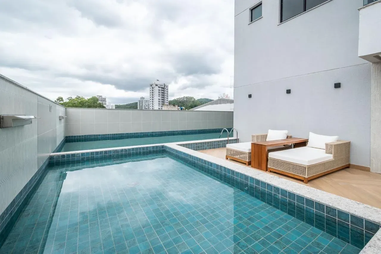 Apartamento com bela vista, 2 dormitórios sendo 1 suíte e 2 vagas de garagem em Itajaí/SC