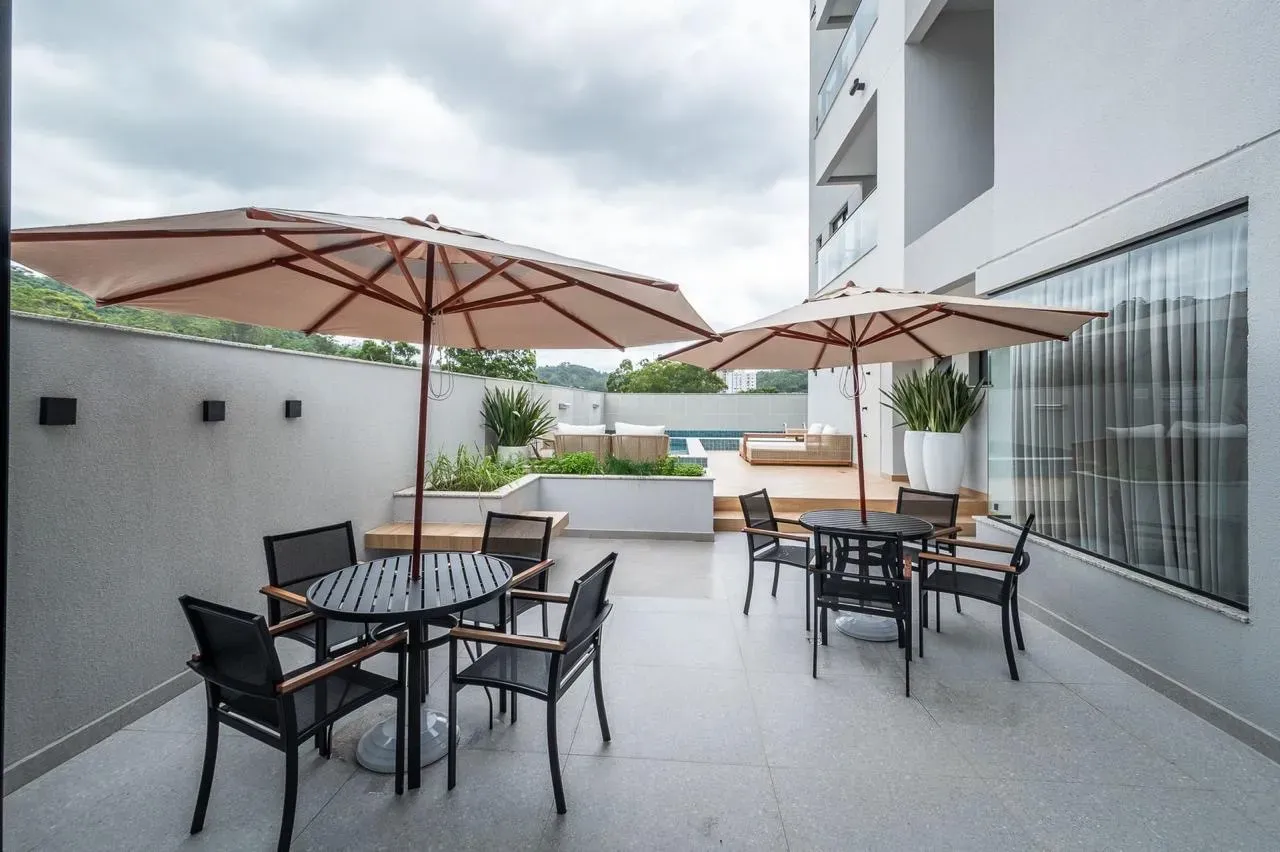 Apartamento com bela vista, 2 dormitórios sendo 1 suíte e 2 vagas de garagem em Itajaí/SC