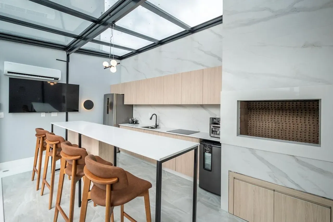 Apartamento com bela vista, 2 dormitórios sendo 1 suíte e 2 vagas de garagem em Itajaí/SC