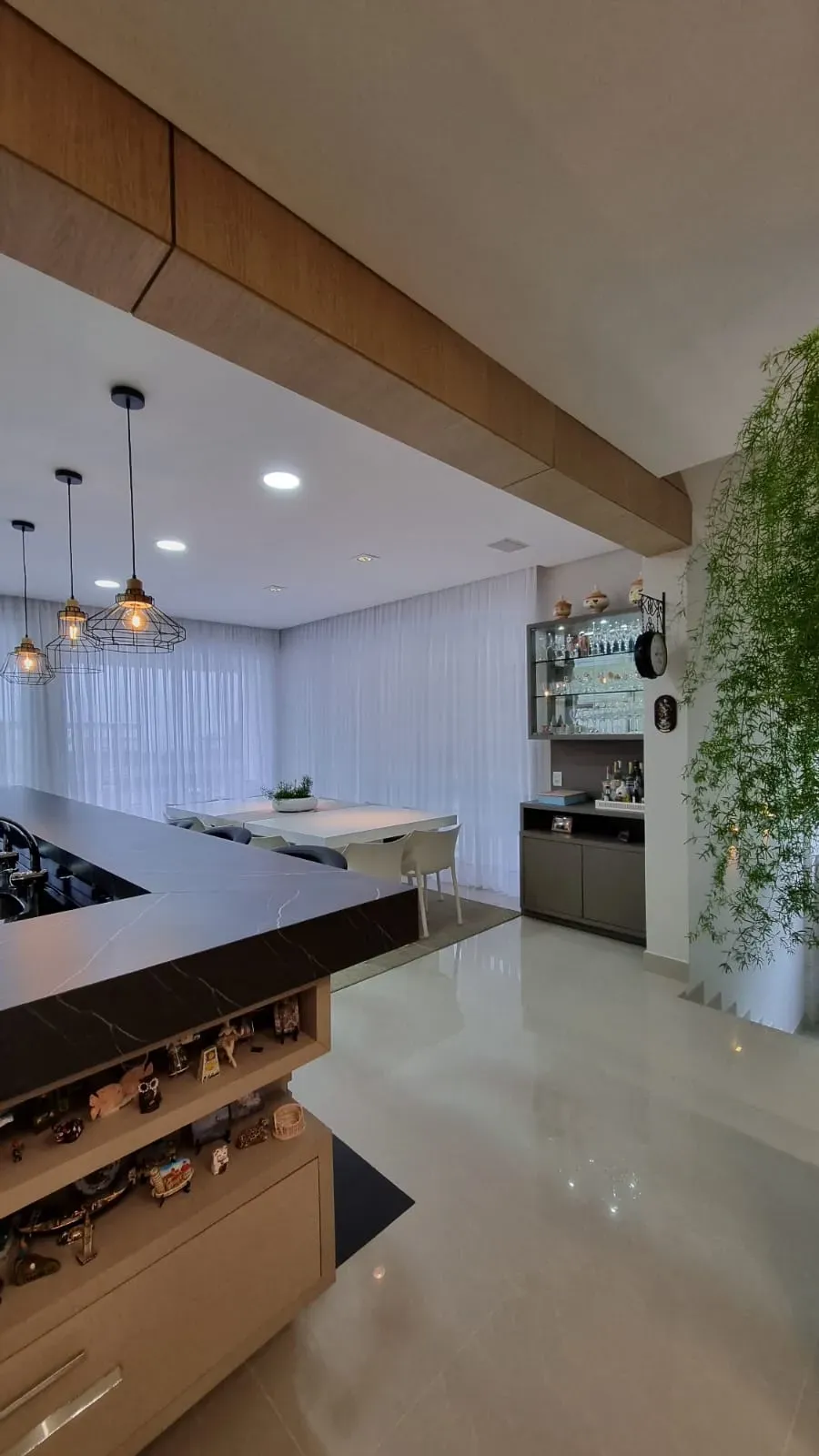 Casa com 4 dormitórios sendo 4 suítes e 4 vagas de garagem em Bombinhas/SC