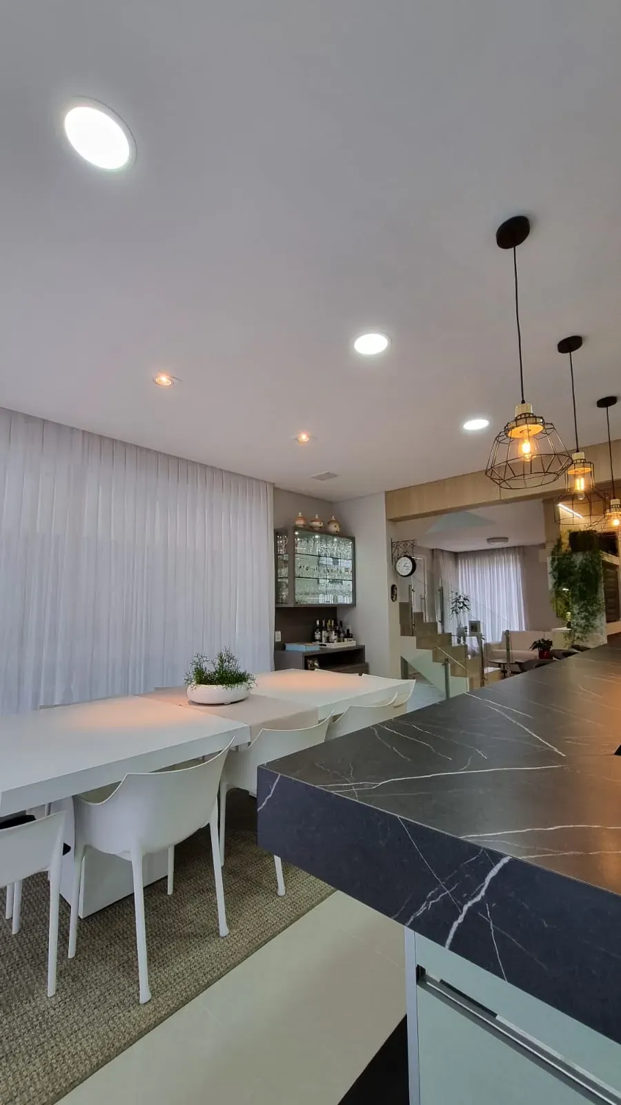 Casa com 4 dormitórios sendo 4 suítes e 4 vagas de garagem em Bombinhas/SC