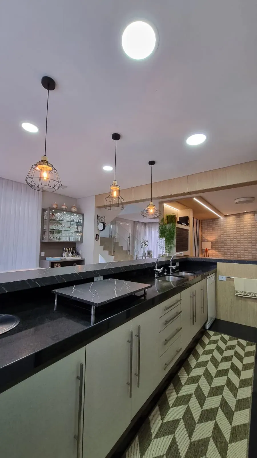 Casa com 4 dormitórios sendo 4 suítes e 4 vagas de garagem em Bombinhas/SC