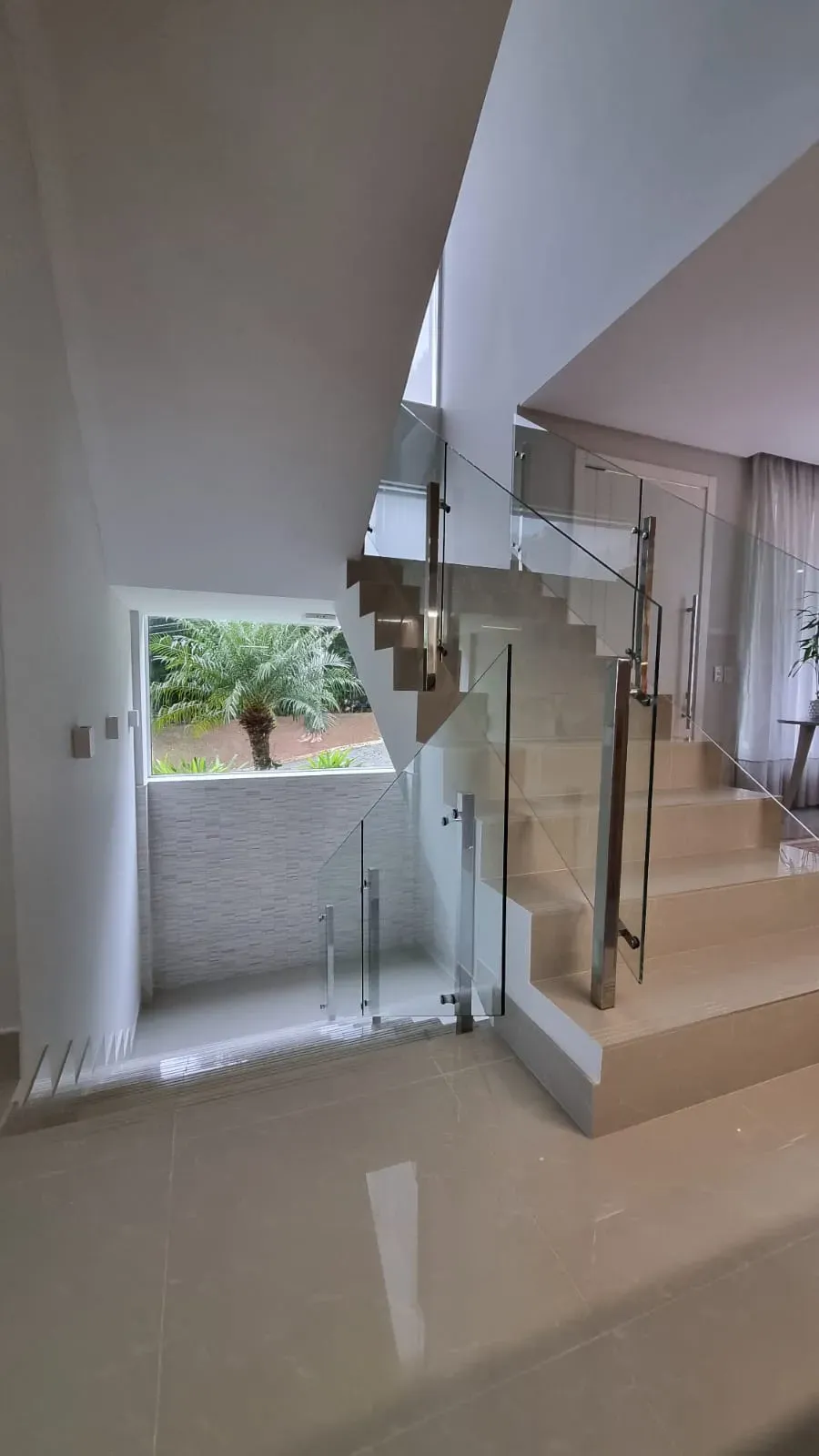 Casa com 4 dormitórios sendo 4 suítes e 4 vagas de garagem em Bombinhas/SC