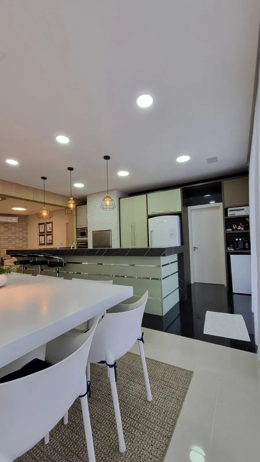 Casa com 4 dormitórios sendo 4 suítes e 4 vagas de garagem em Bombinhas/SC