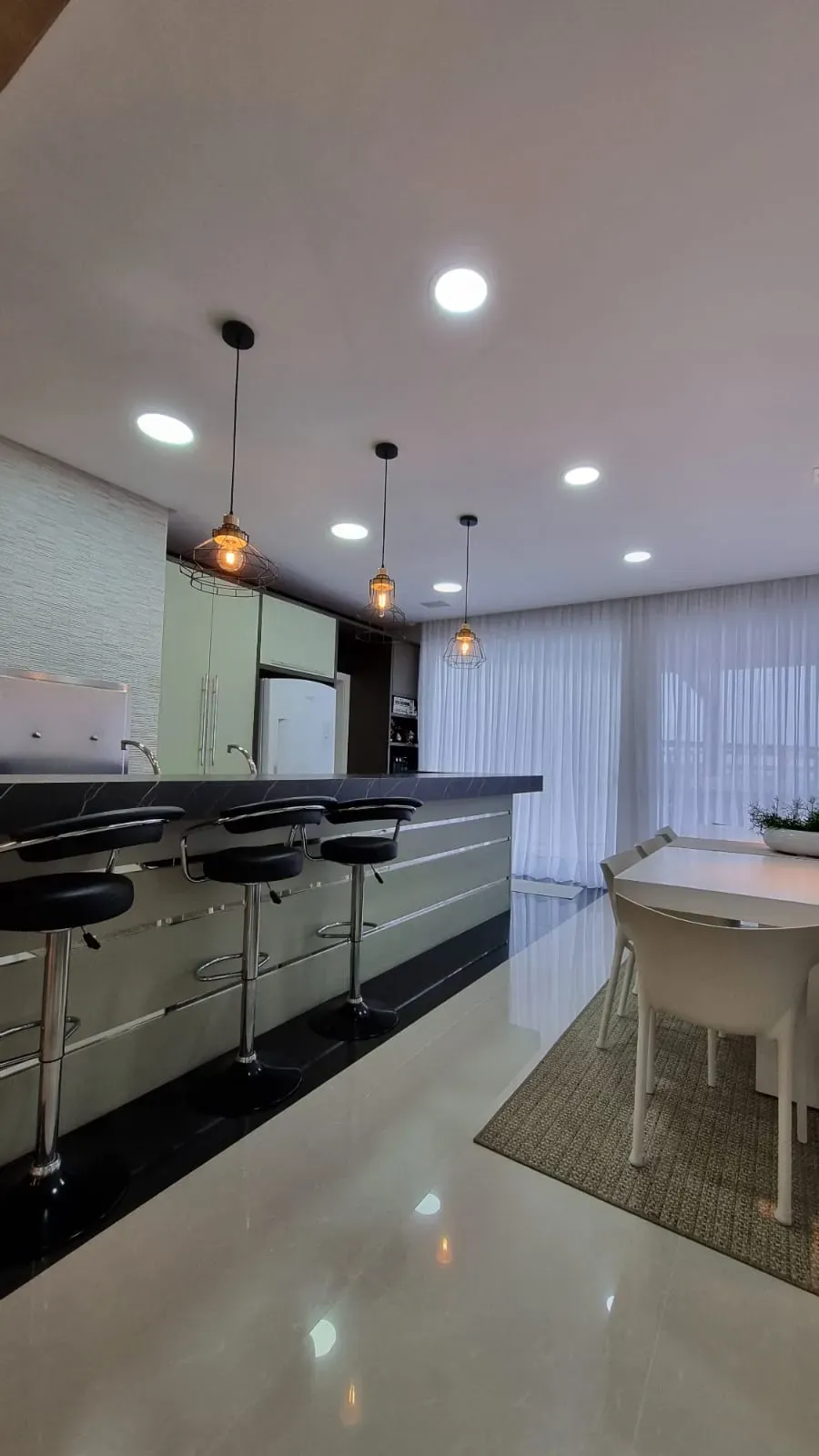 Casa com 4 dormitórios sendo 4 suítes e 4 vagas de garagem em Bombinhas/SC