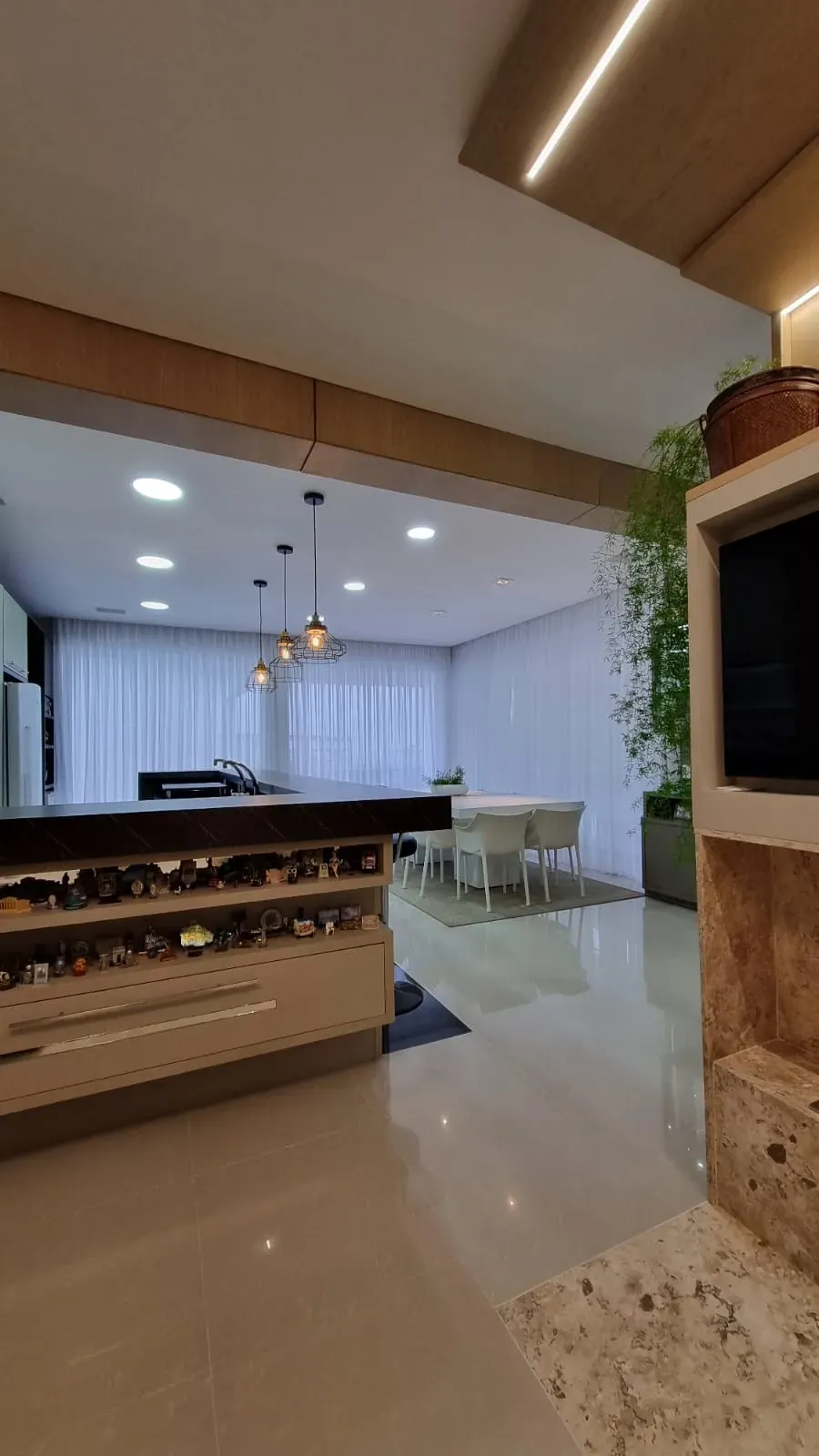 Casa com 4 dormitórios sendo 4 suítes e 4 vagas de garagem em Bombinhas/SC