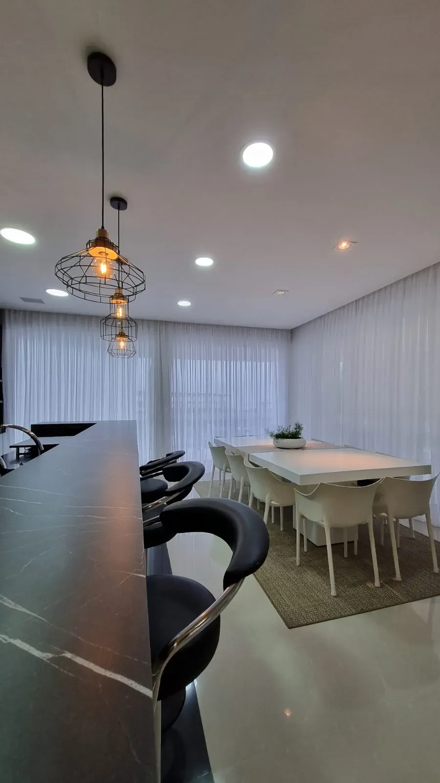 Casa com 4 dormitórios sendo 4 suítes e 4 vagas de garagem em Bombinhas/SC