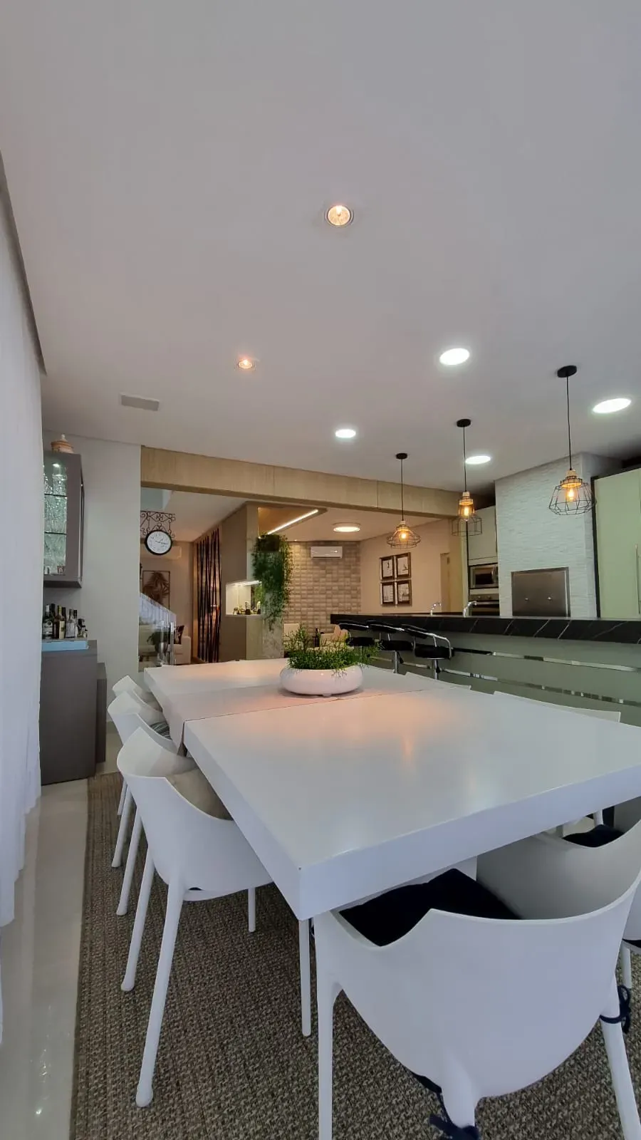 Casa com 4 dormitórios sendo 4 suítes e 4 vagas de garagem em Bombinhas/SC