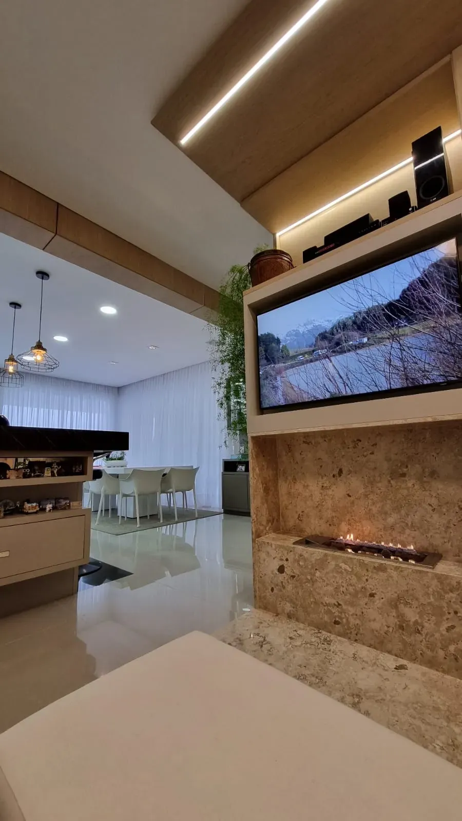 Casa com 4 dormitórios sendo 4 suítes e 4 vagas de garagem em Bombinhas/SC