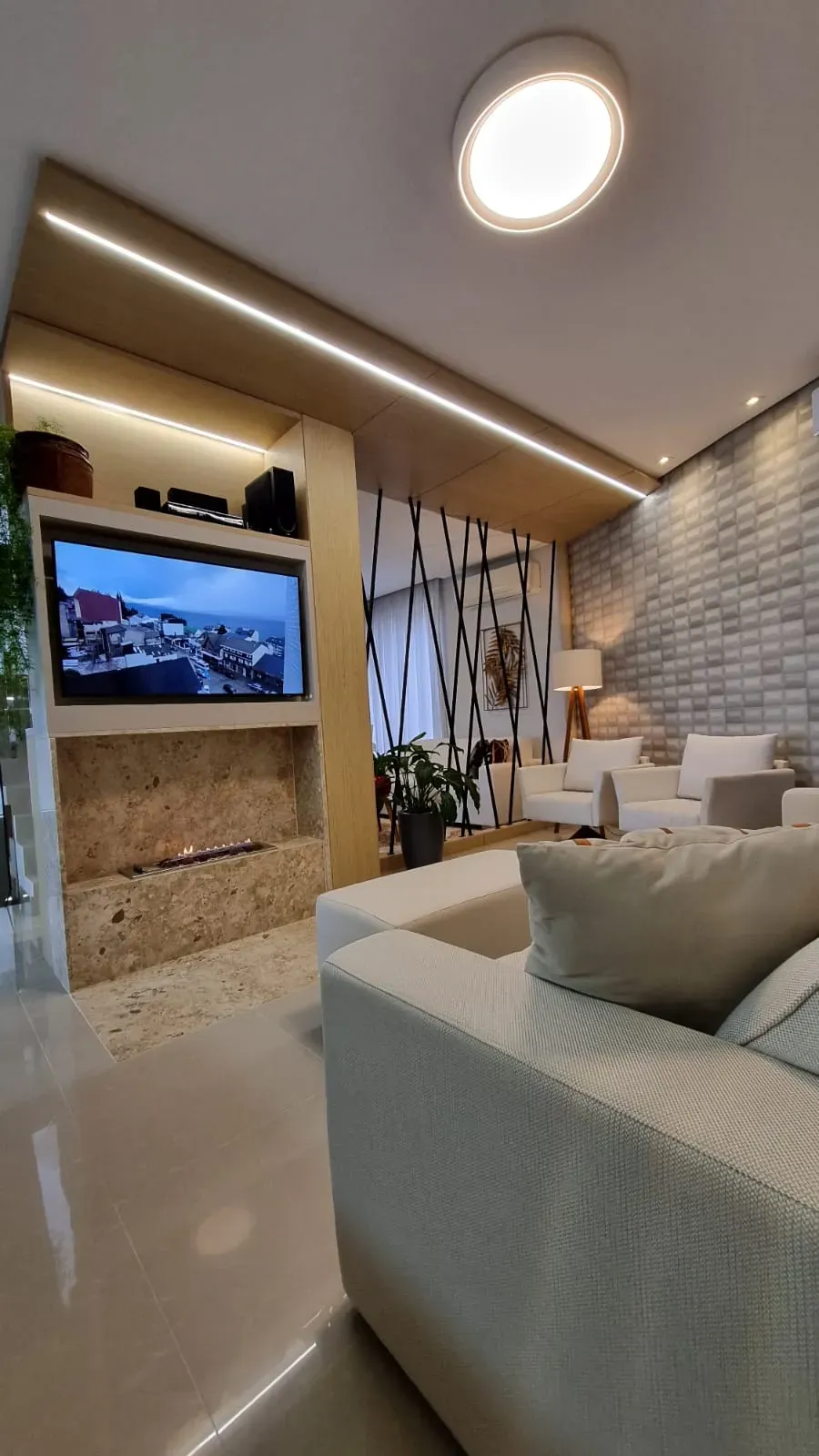 Casa com 4 dormitórios sendo 4 suítes e 4 vagas de garagem em Bombinhas/SC