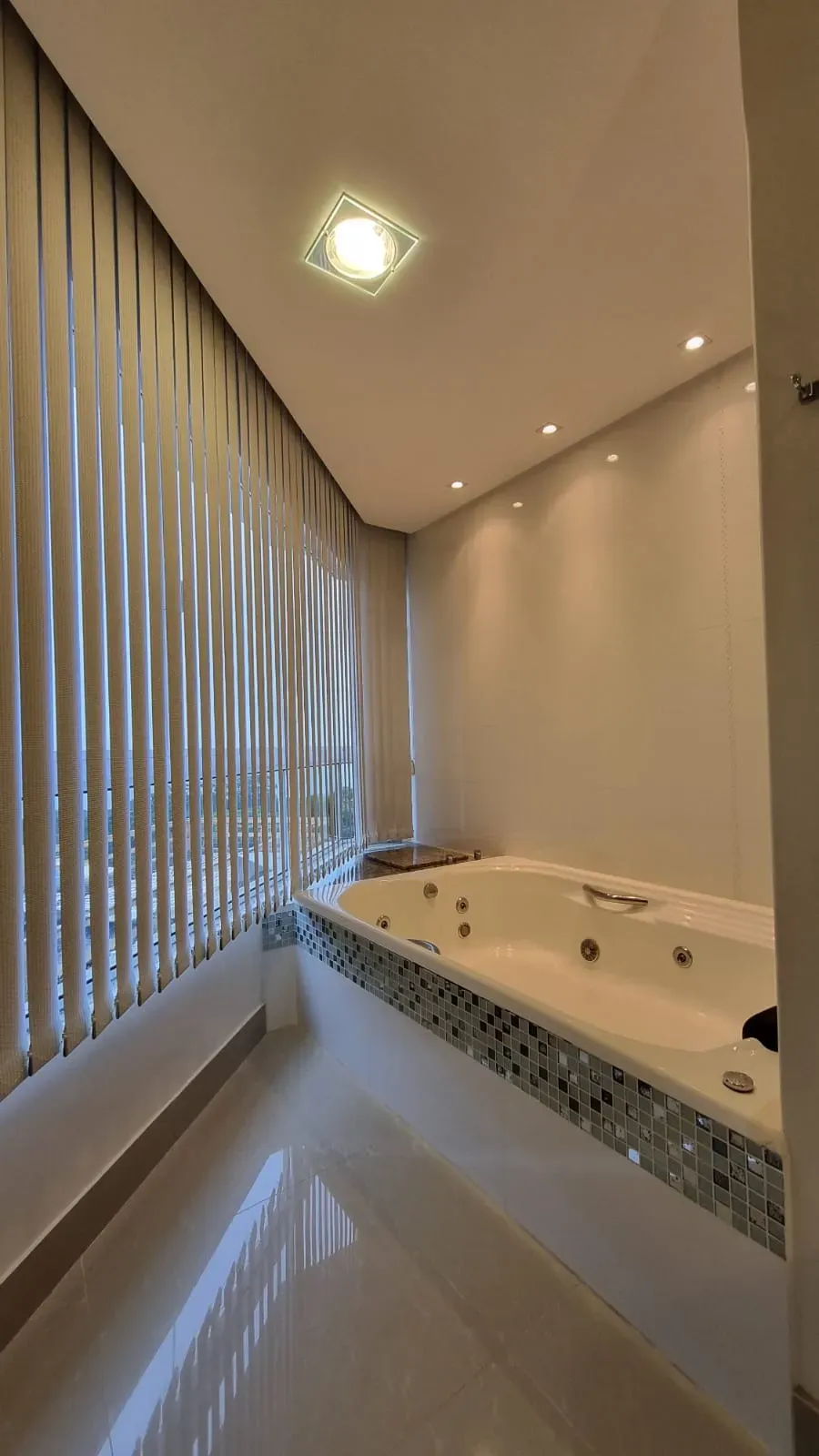 Casa com 4 dormitórios sendo 4 suítes e 4 vagas de garagem em Bombinhas/SC