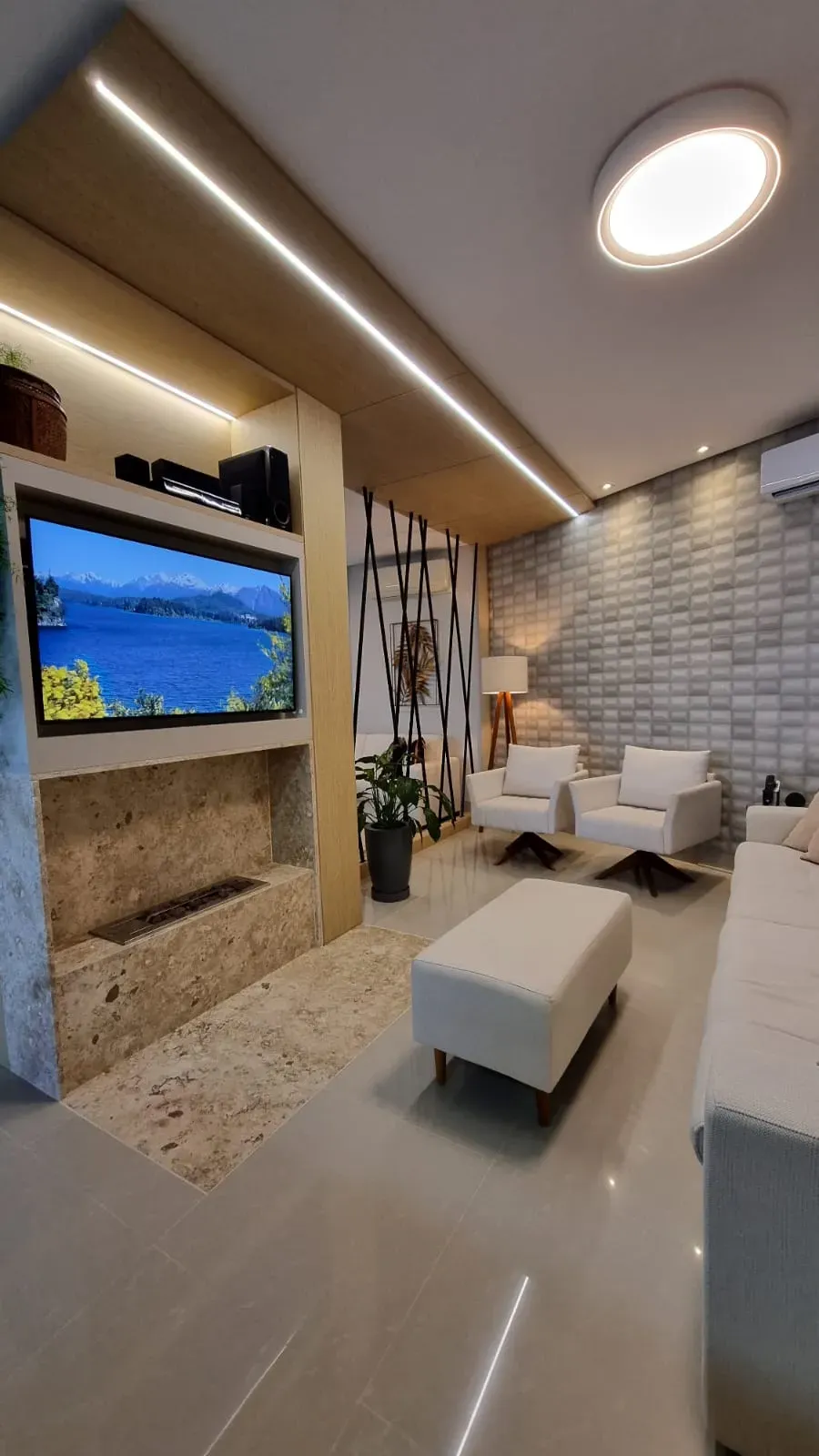 Casa com 4 dormitórios sendo 4 suítes e 4 vagas de garagem em Bombinhas/SC