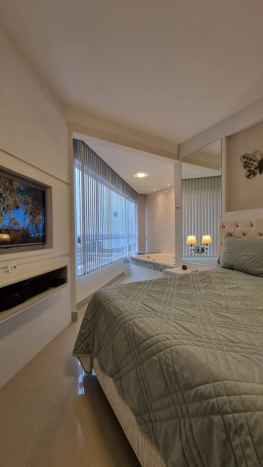 Casa com 4 dormitórios sendo 4 suítes e 4 vagas de garagem em Bombinhas/SC