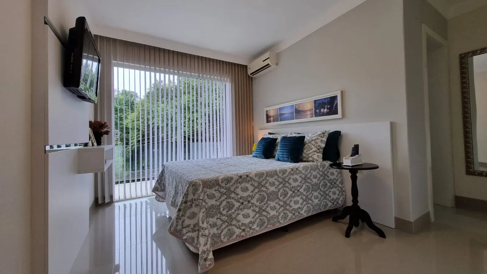 Casa com 4 dormitórios sendo 4 suítes e 4 vagas de garagem em Bombinhas/SC