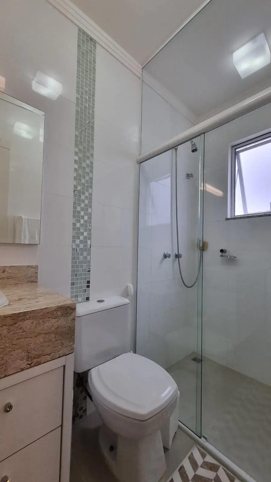 Casa com 4 dormitórios sendo 4 suítes e 4 vagas de garagem em Bombinhas/SC