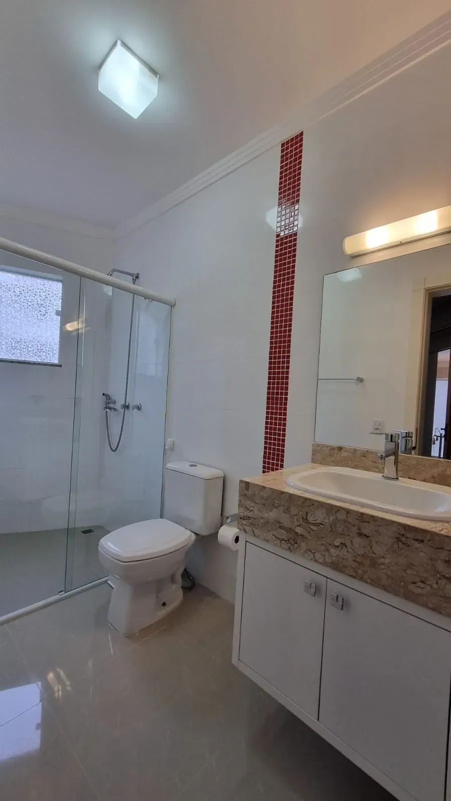 Casa com 4 dormitórios sendo 4 suítes e 4 vagas de garagem em Bombinhas/SC