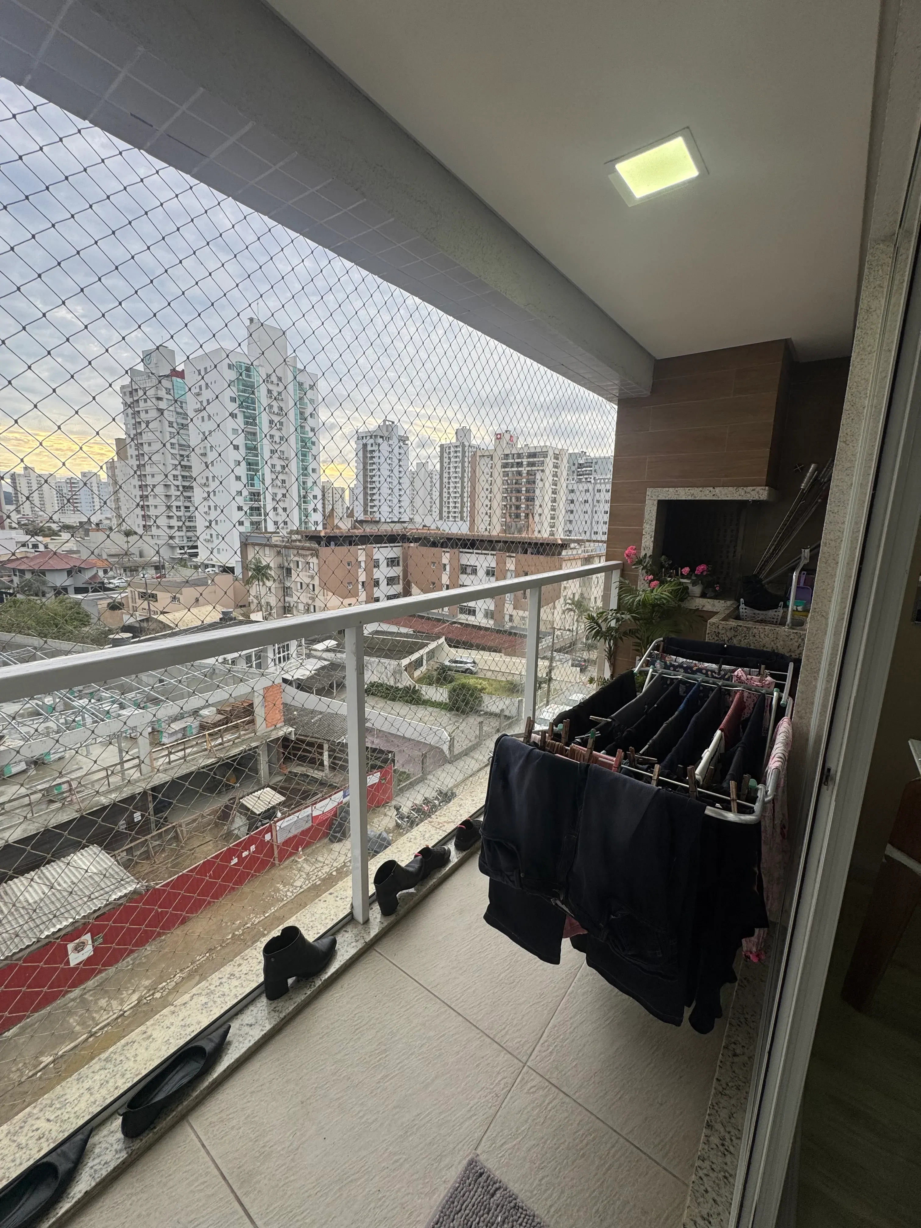 Apartamento com 2 dormitórios sendo 1 suíte e 1 vaga no bairro Vila Operária em Itajaí