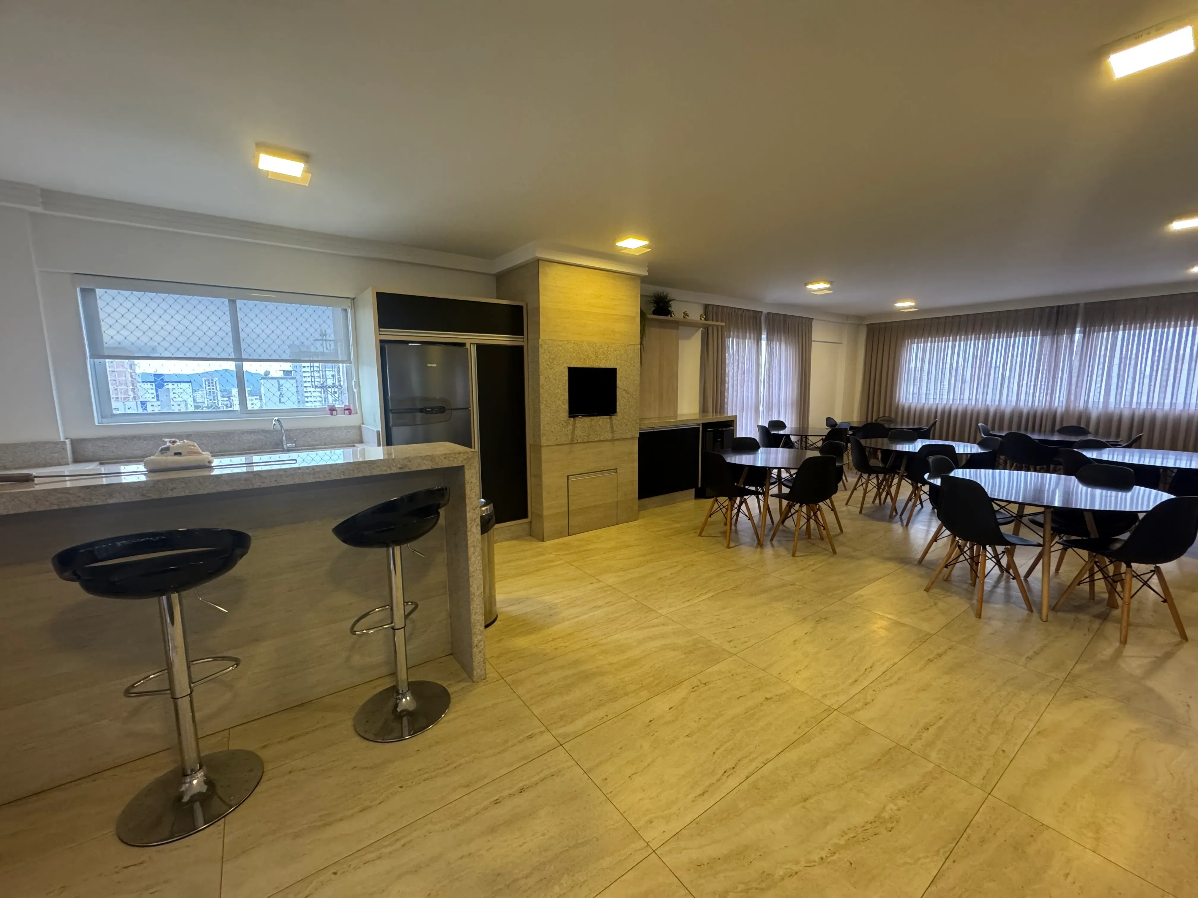 Apartamento com 2 dormitórios sendo 1 suíte e 1 vaga no bairro Vila Operária em Itajaí