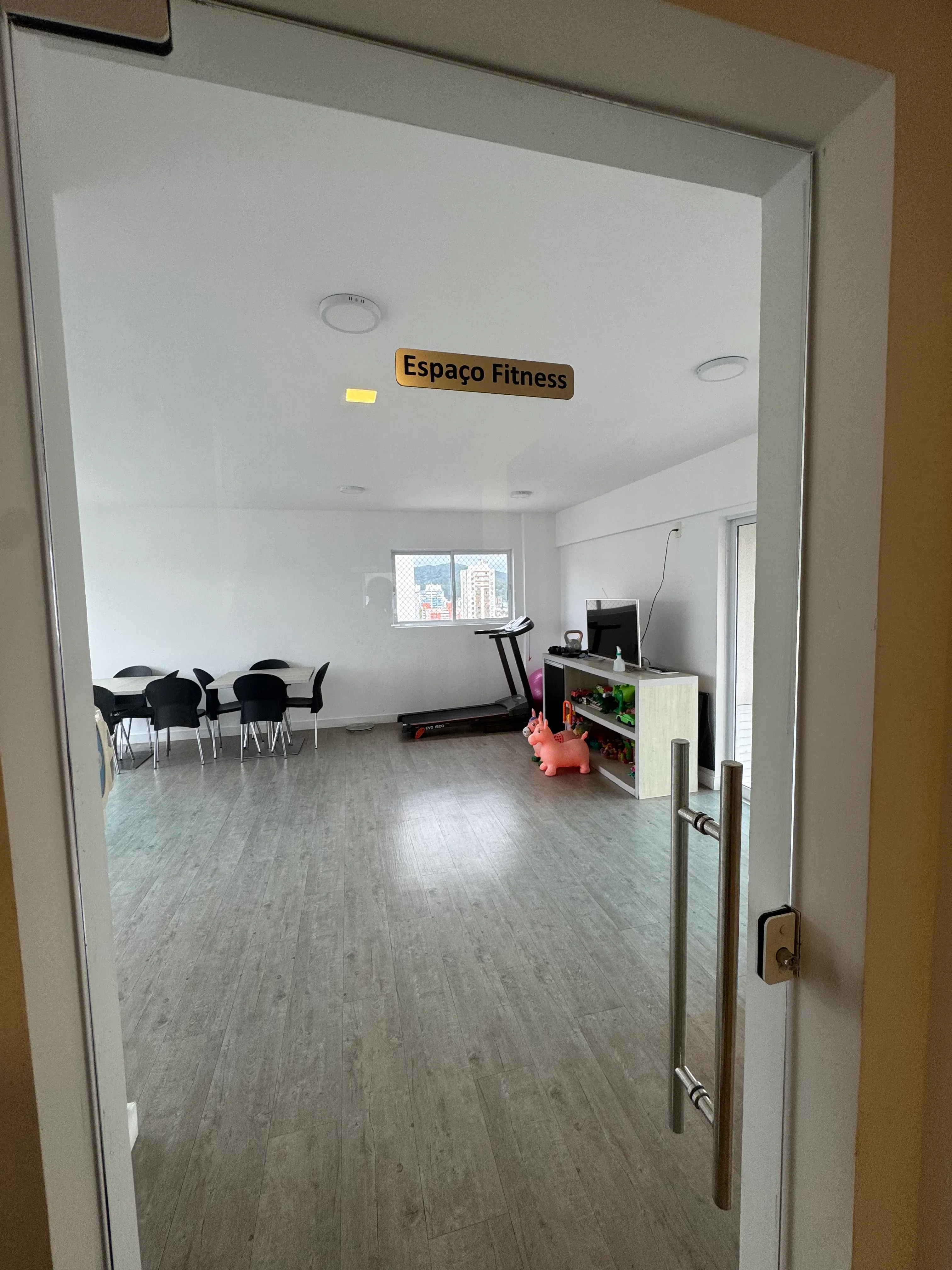 Apartamento com 2 dormitórios sendo 1 suíte e 1 vaga no bairro Vila Operária em Itajaí