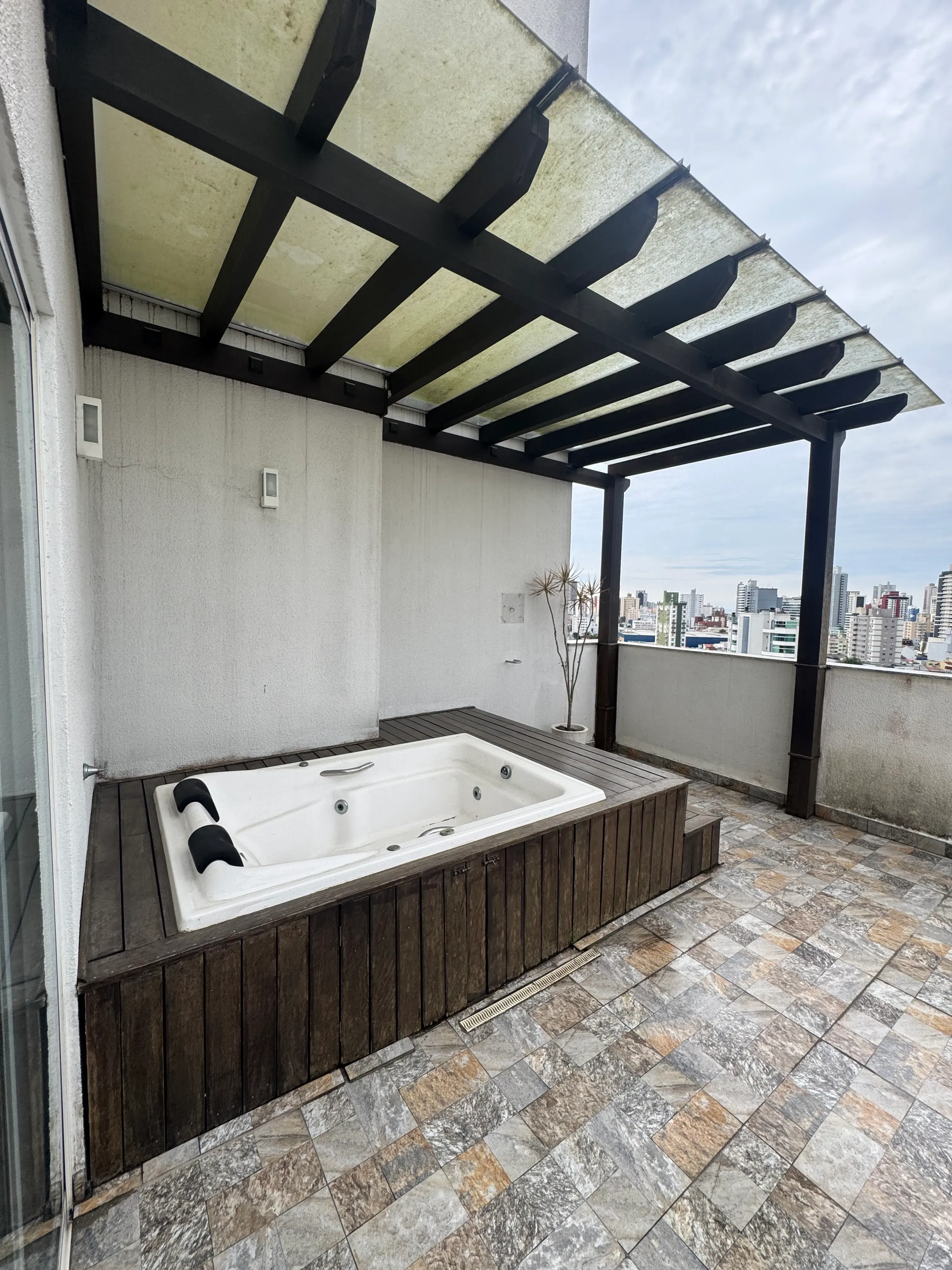 Apartamento com 2 dormitórios sendo 1 suíte e 1 vaga no bairro Vila Operária em Itajaí