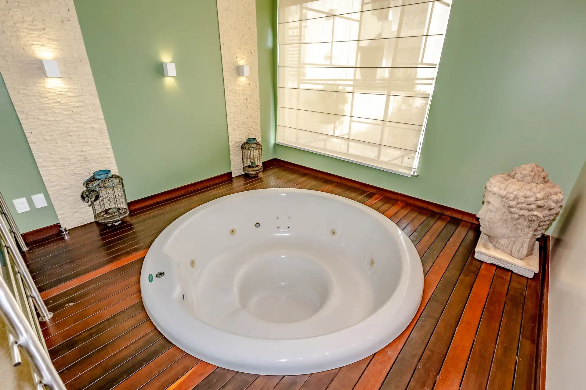 Apartamento com 3 dormitórios sendo 3 suítes e 3 vagas de garagem em Balneário Camboriú/SC