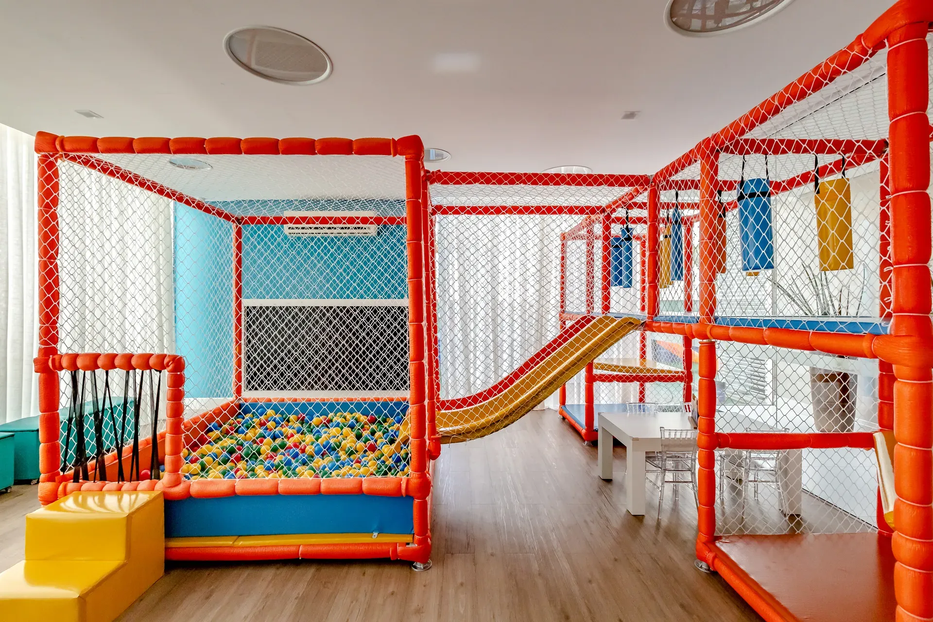 Apartamento com 3 dormitórios sendo 3 suítes e 3 vagas de garagem em Balneário Camboriú/SC