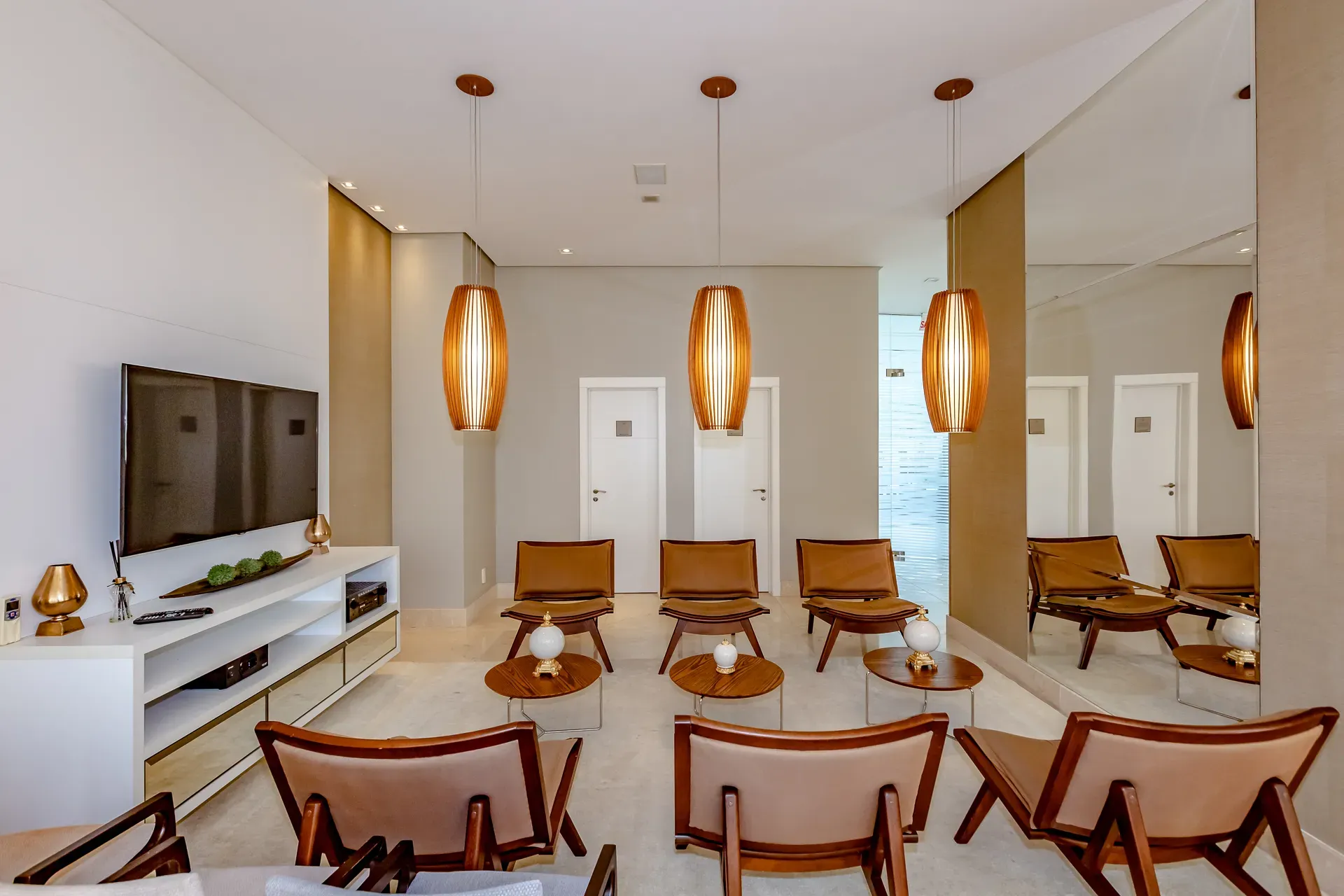 Apartamento com 3 dormitórios sendo 3 suítes e 3 vagas de garagem em Balneário Camboriú/SC