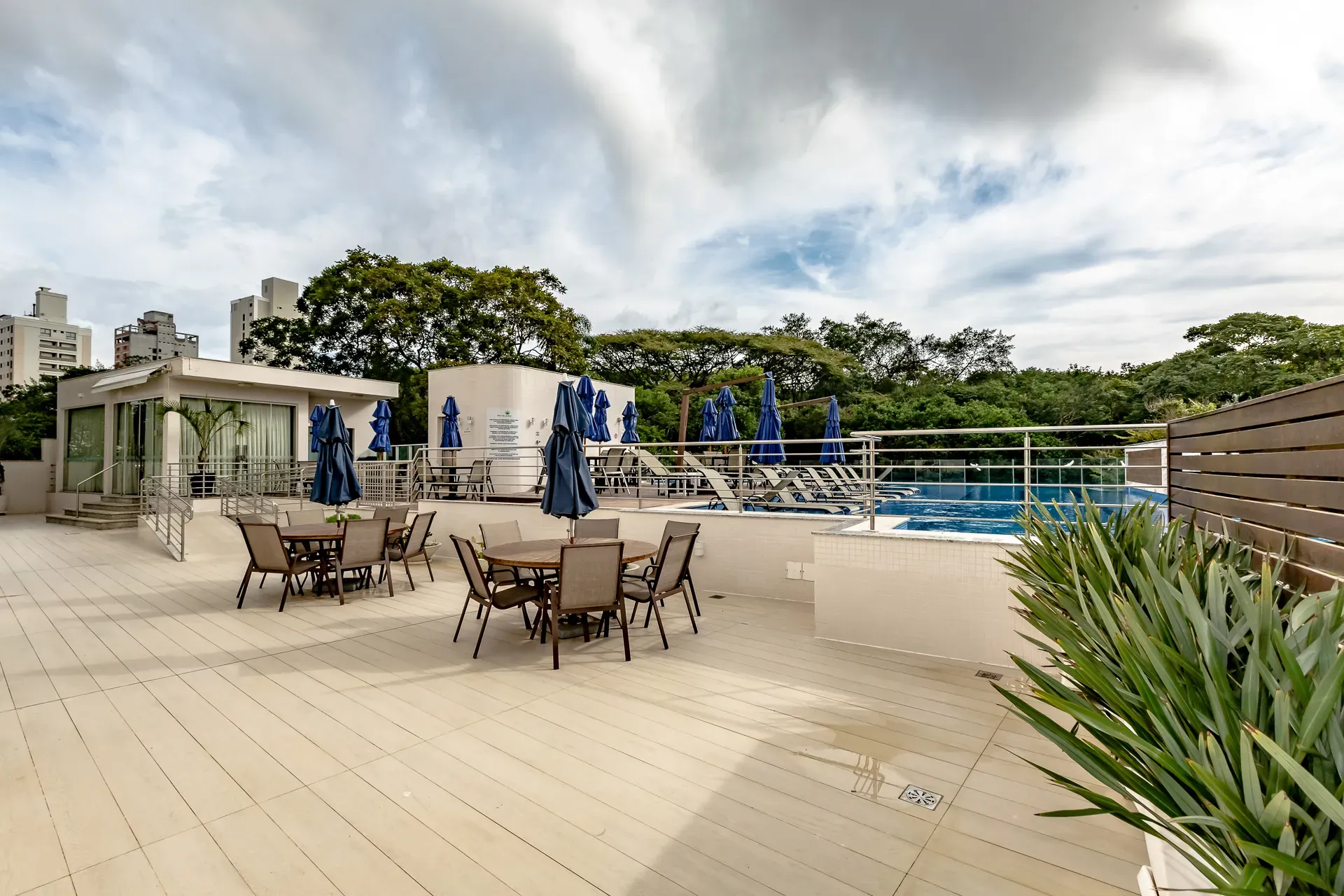 Apartamento com 3 dormitórios sendo 3 suítes e 3 vagas de garagem em Balneário Camboriú/SC