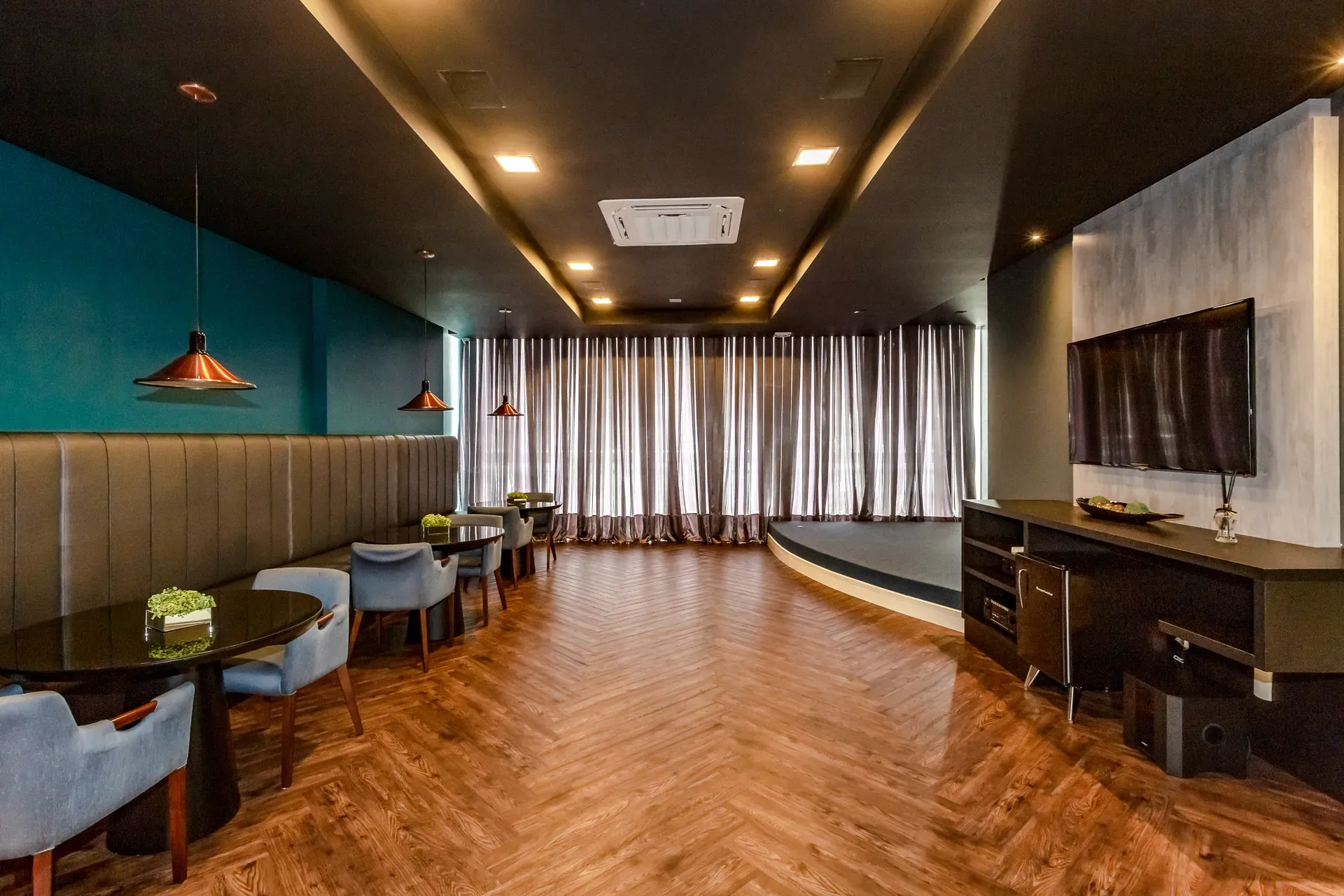 Apartamento com 3 dormitórios sendo 3 suítes e 3 vagas de garagem em Balneário Camboriú/SC