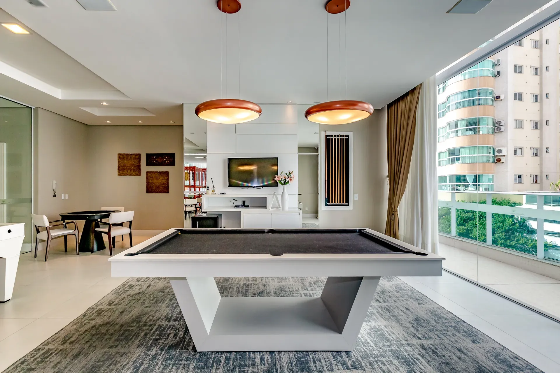 Apartamento com 3 dormitórios sendo 3 suítes e 3 vagas de garagem em Balneário Camboriú/SC