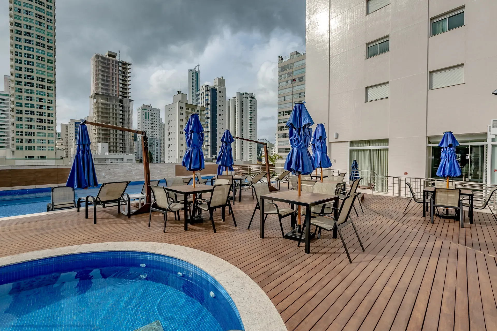 Apartamento com 3 dormitórios sendo 3 suítes e 3 vagas de garagem em Balneário Camboriú/SC