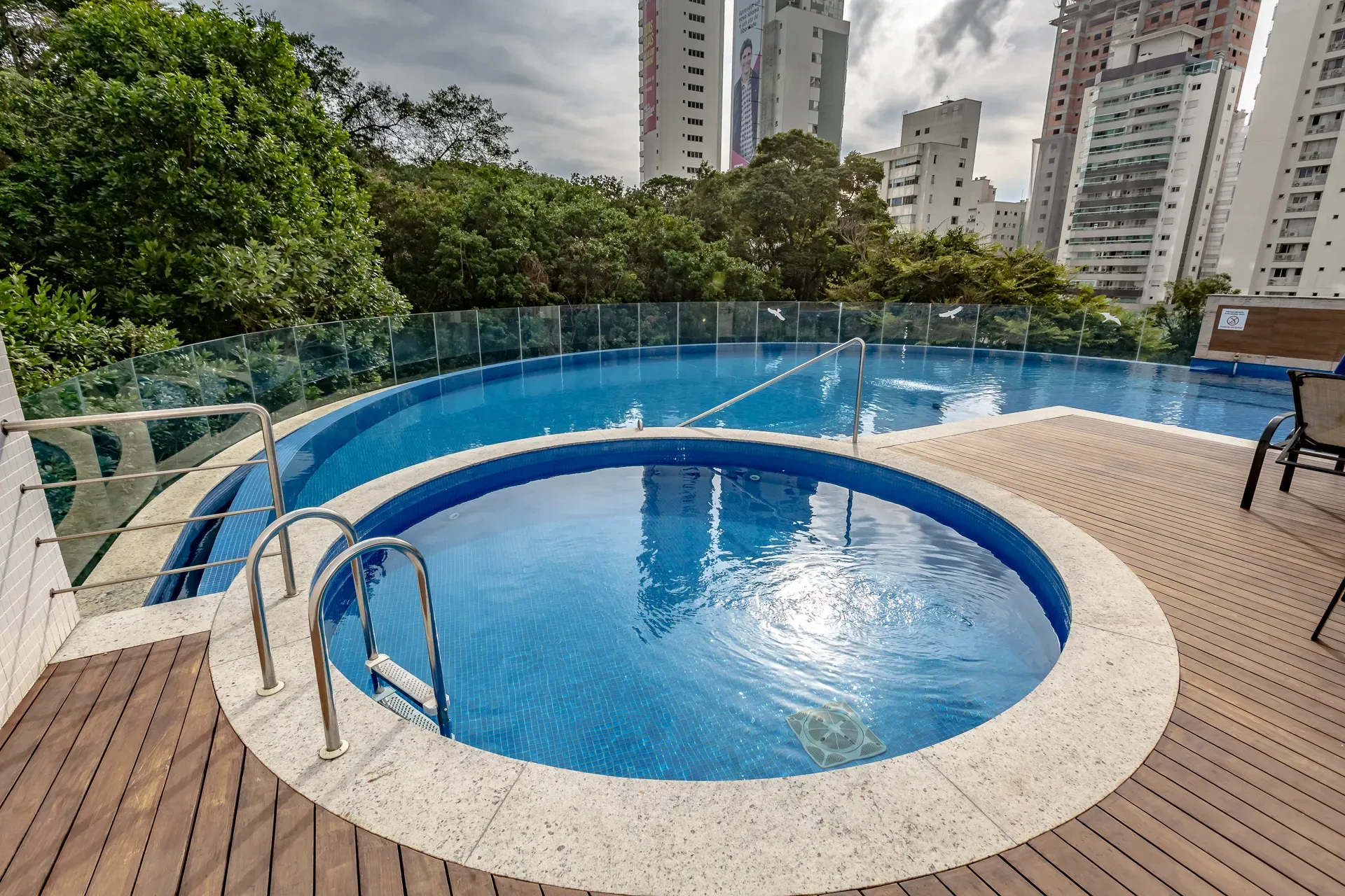 Apartamento com 3 dormitórios sendo 3 suítes e 3 vagas de garagem em Balneário Camboriú/SC