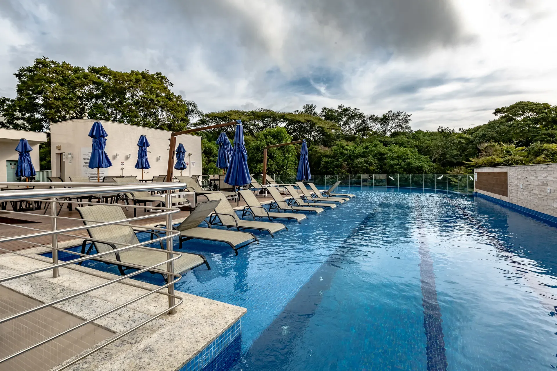 Apartamento com 3 dormitórios sendo 3 suítes e 3 vagas de garagem em Balneário Camboriú/SC