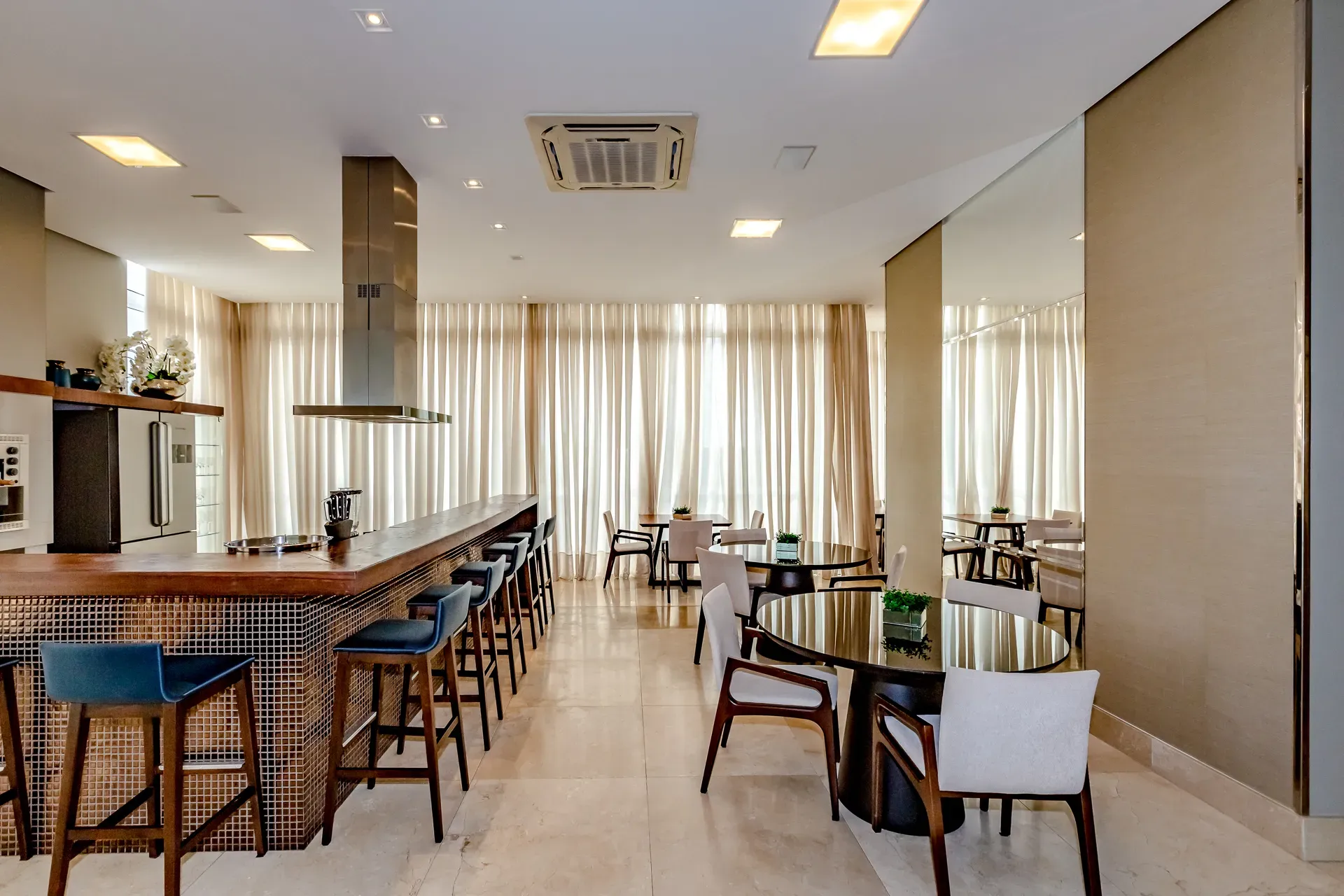 Apartamento com 3 dormitórios sendo 3 suítes e 3 vagas de garagem em Balneário Camboriú/SC