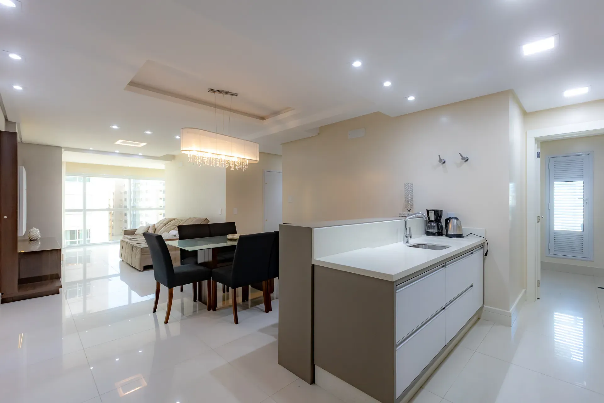 Apartamento com 3 dormitórios sendo 3 suítes e 3 vagas de garagem em Balneário Camboriú/SC