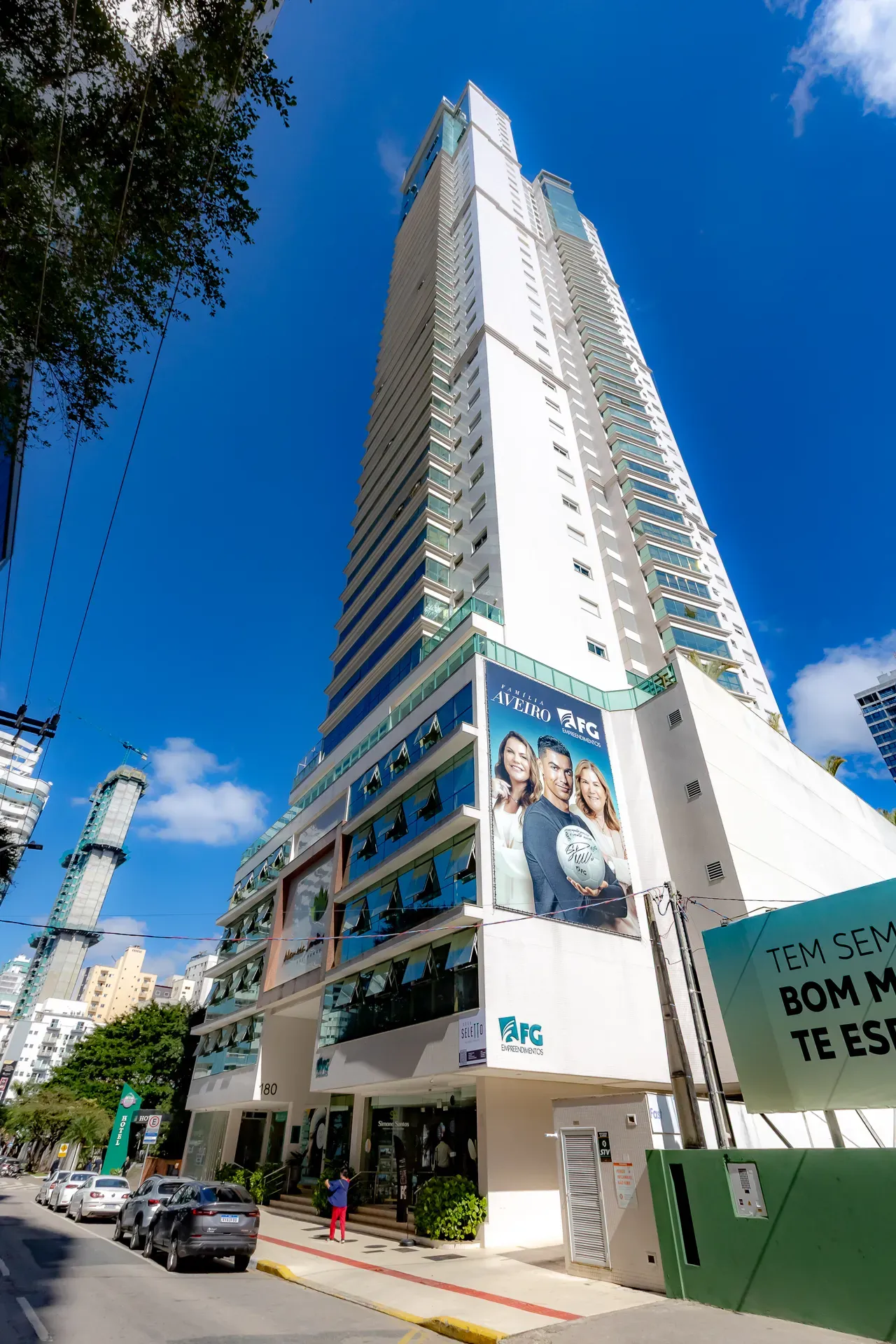 Apartamento com 3 dormitórios sendo 3 suítes e 3 vagas de garagem em Balneário Camboriú/SC