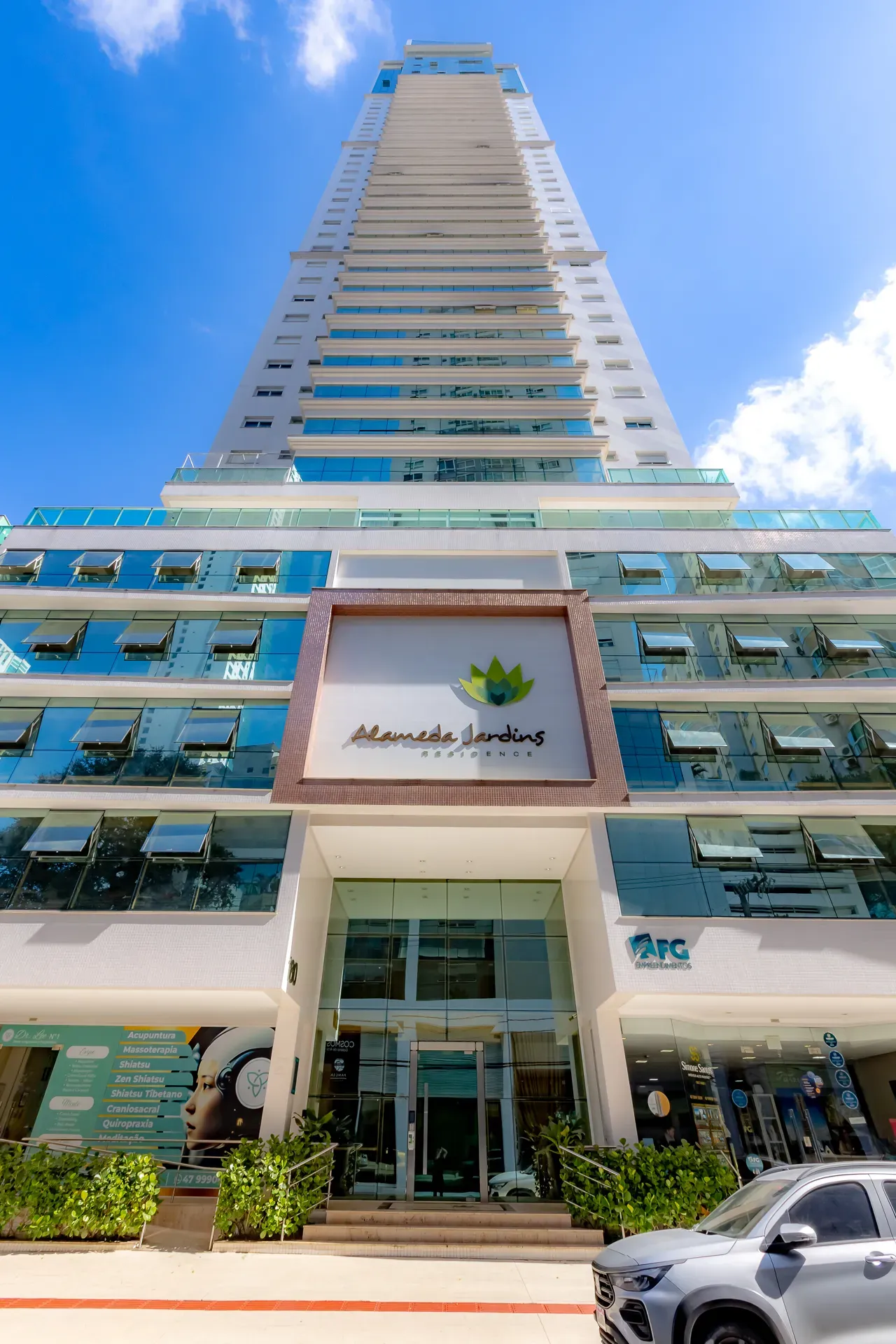 Apartamento com 3 dormitórios sendo 3 suítes e 3 vagas de garagem em Balneário Camboriú/SC