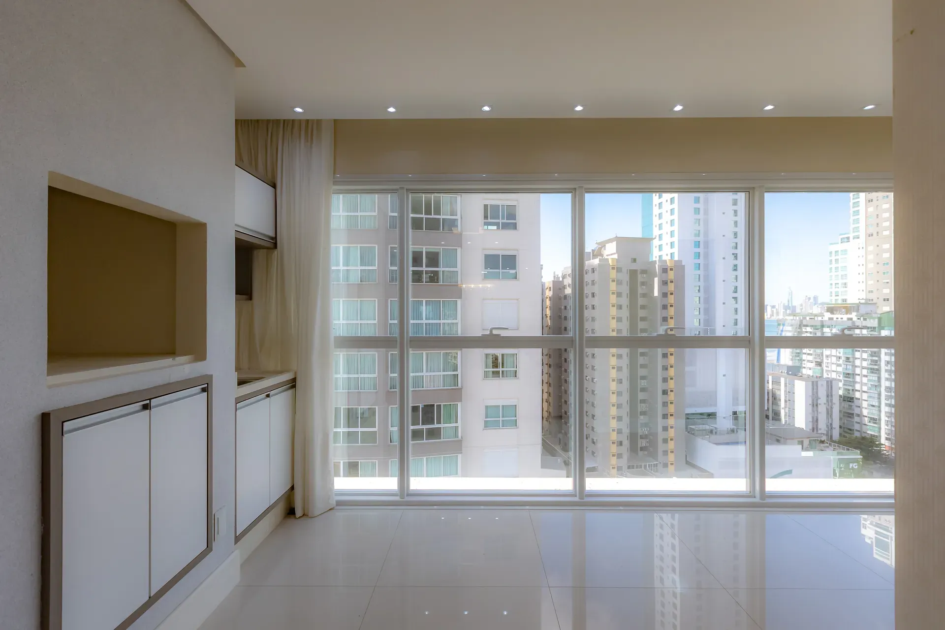 Apartamento com 3 dormitórios sendo 3 suítes e 3 vagas de garagem em Balneário Camboriú/SC