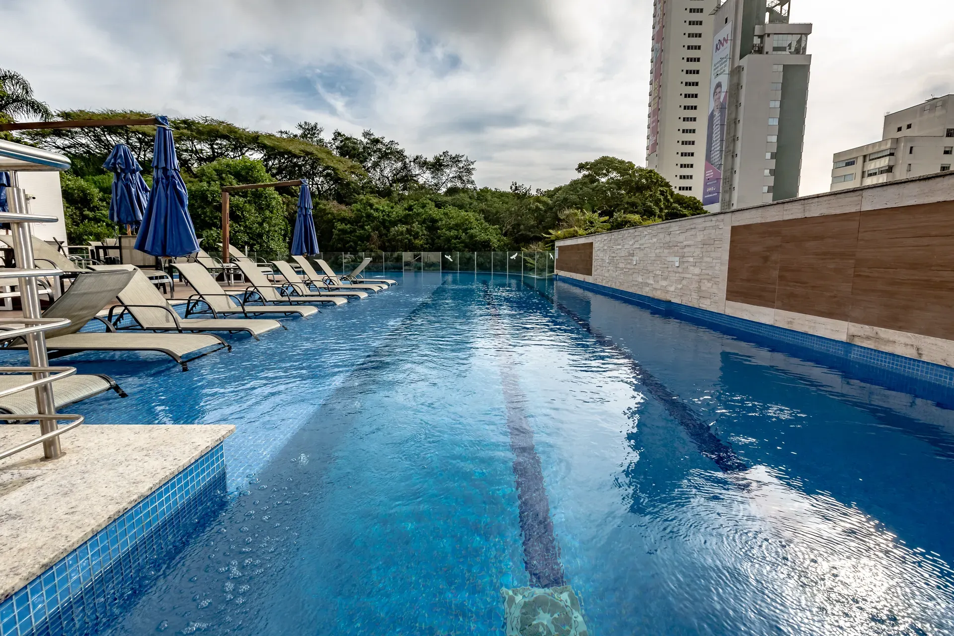 Apartamento com 3 dormitórios sendo 3 suítes e 3 vagas de garagem em Balneário Camboriú/SC