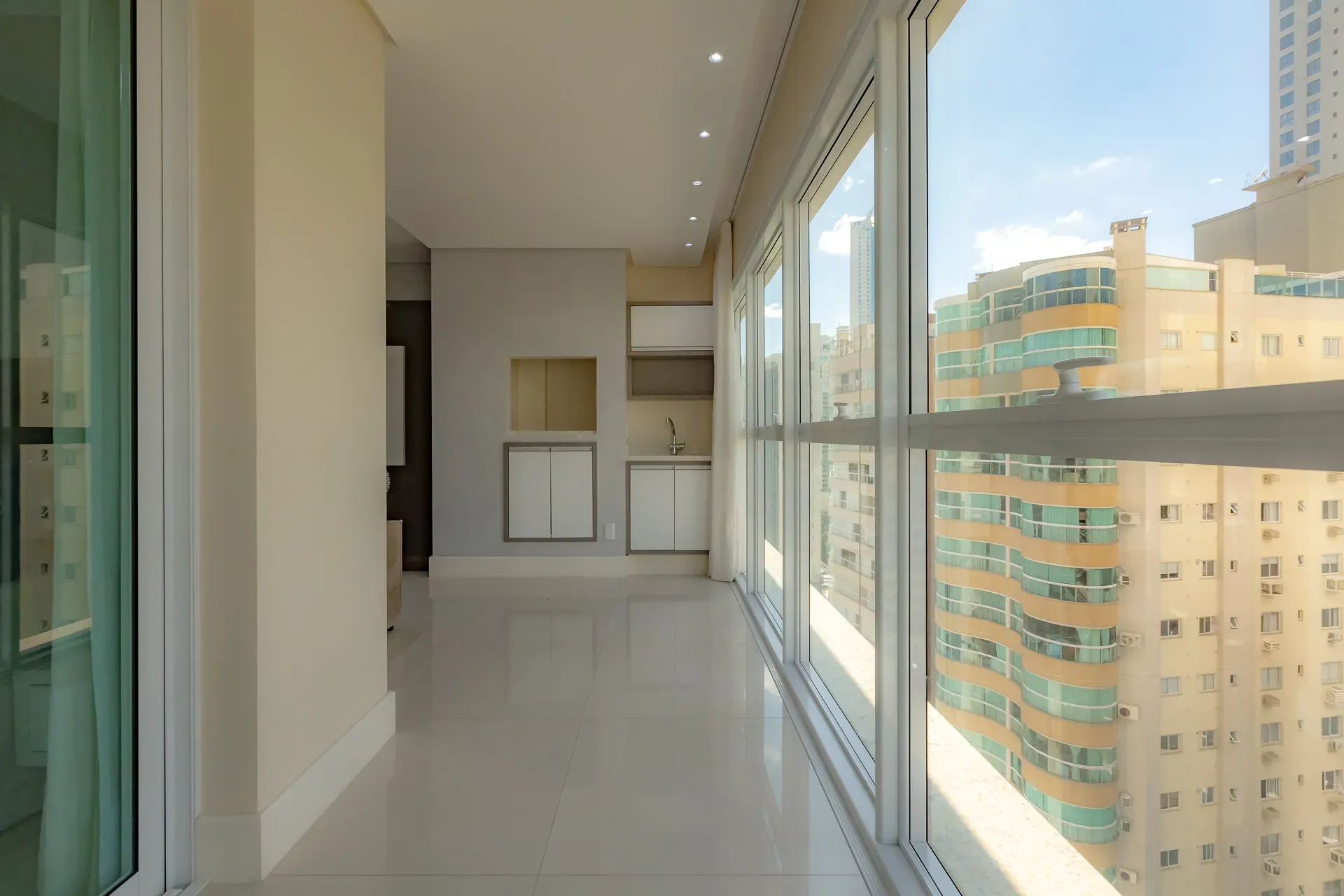 Apartamento com 3 dormitórios sendo 3 suítes e 3 vagas de garagem em Balneário Camboriú/SC