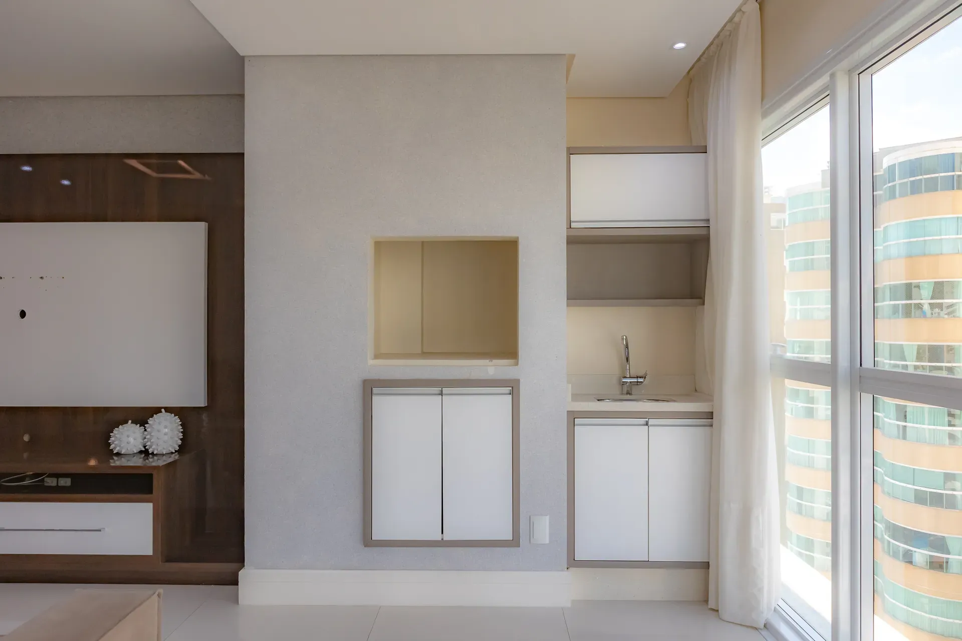 Apartamento com 3 dormitórios sendo 3 suítes e 3 vagas de garagem em Balneário Camboriú/SC